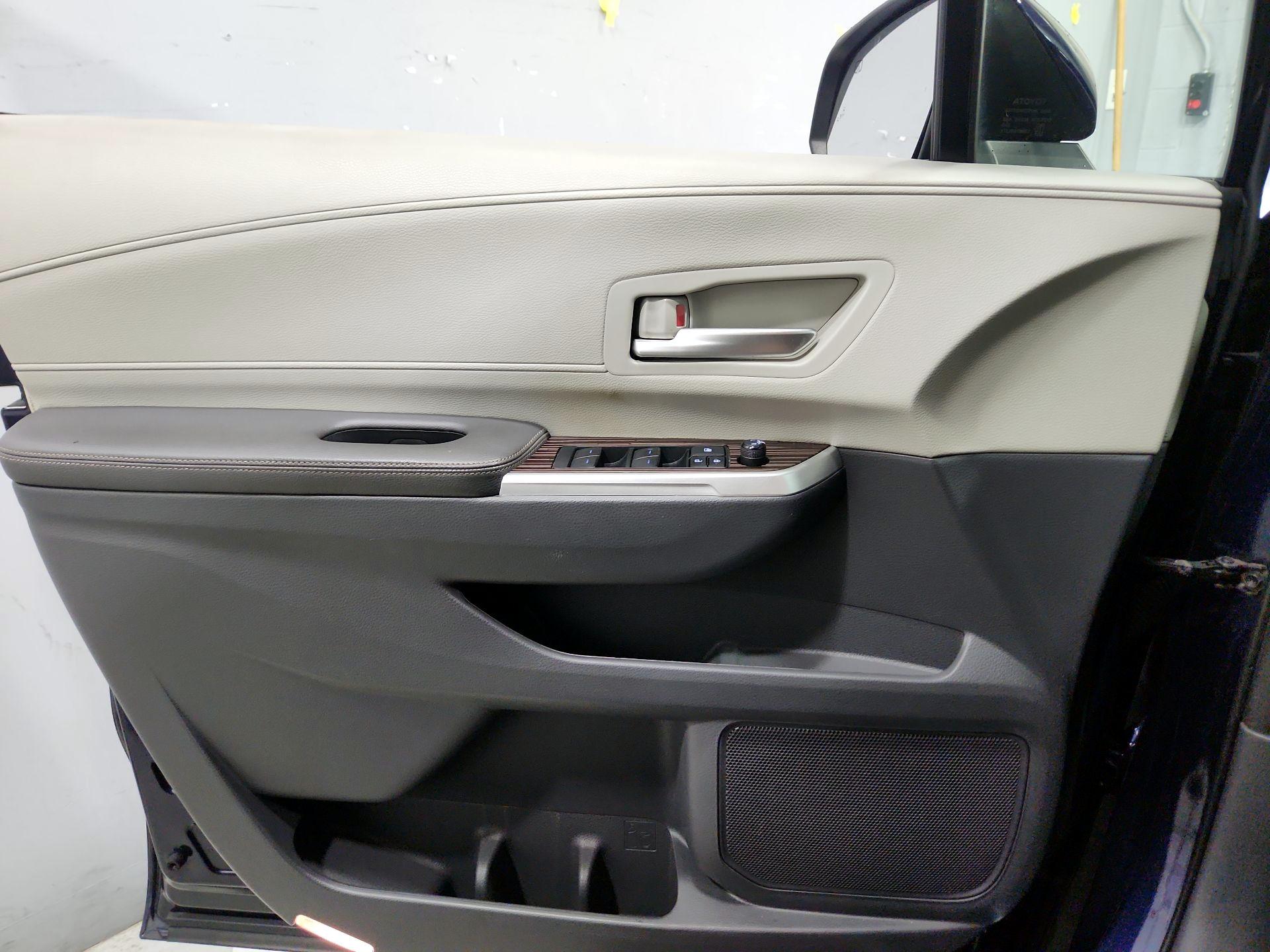 Thumbnail: 2021 Toyota Sienna - 12