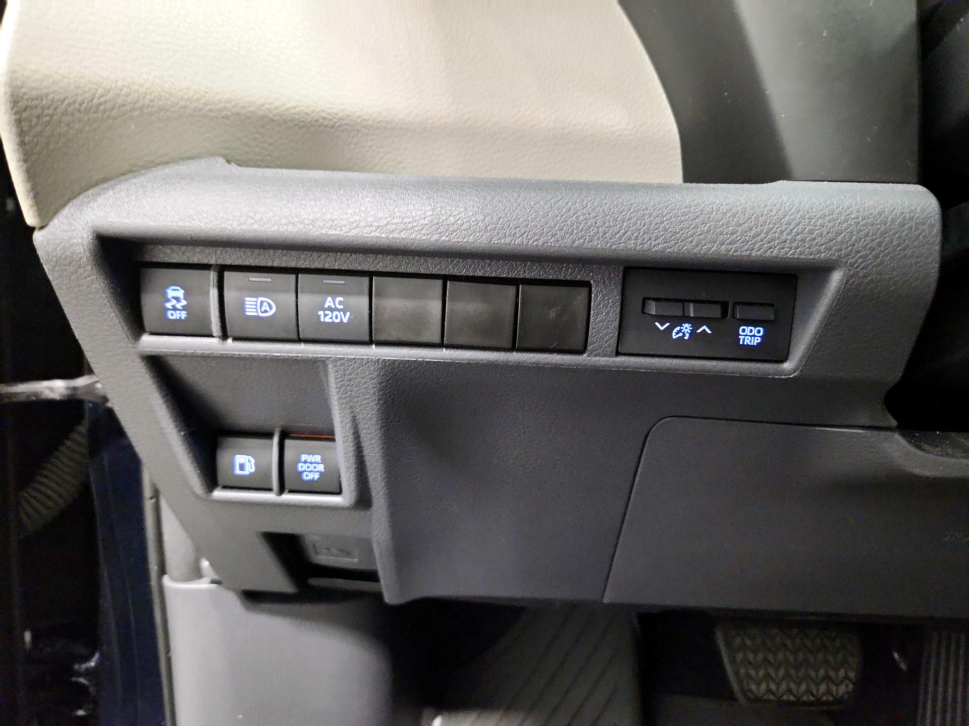 Thumbnail: 2021 Toyota Sienna - 13