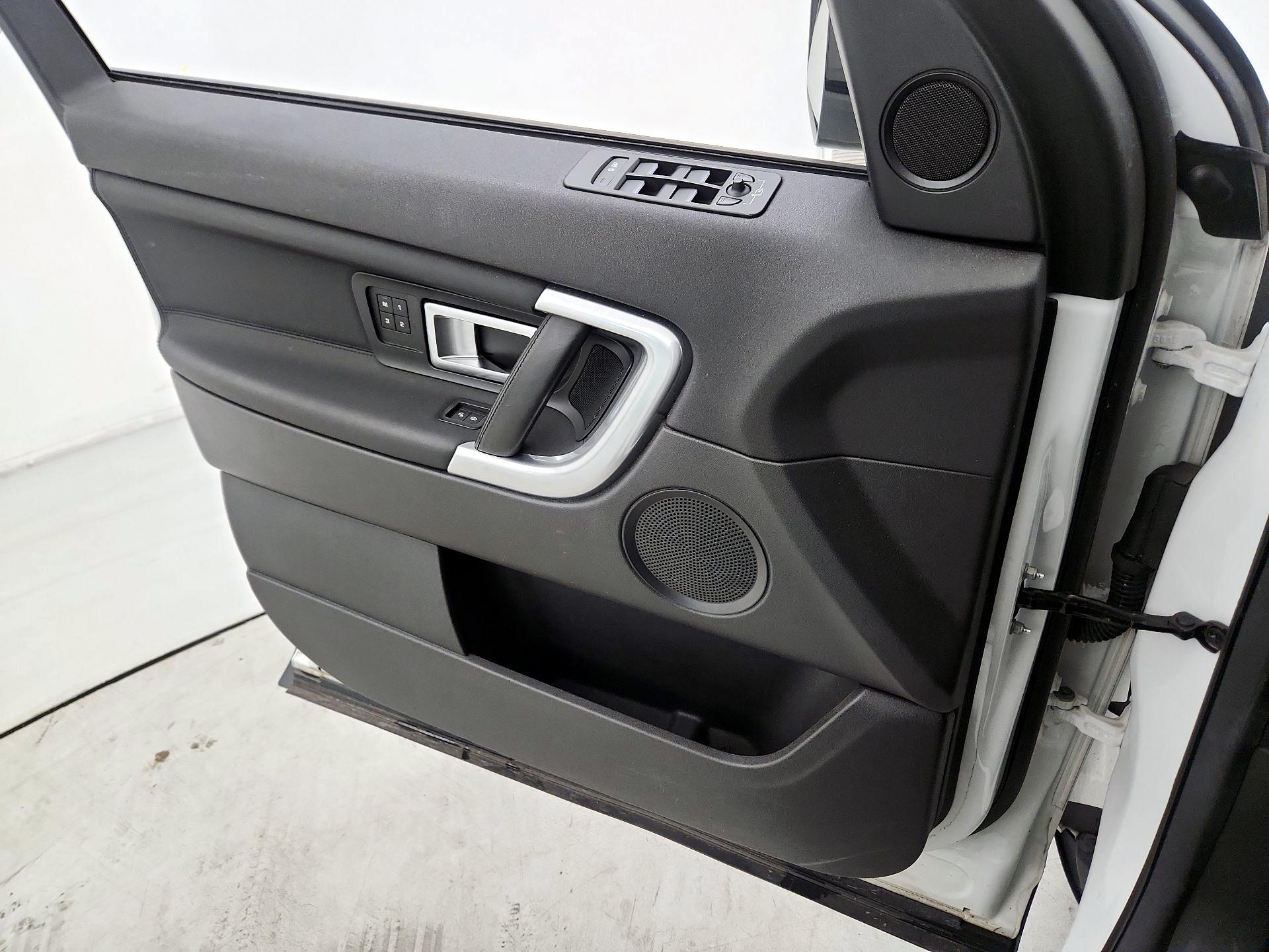 Thumbnail: 2019 Land Rover Discovery Sport - 12