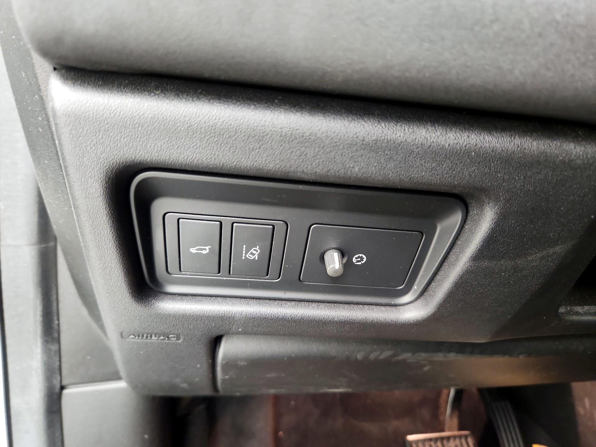 Thumbnail: 2019 Land Rover Discovery Sport - 13