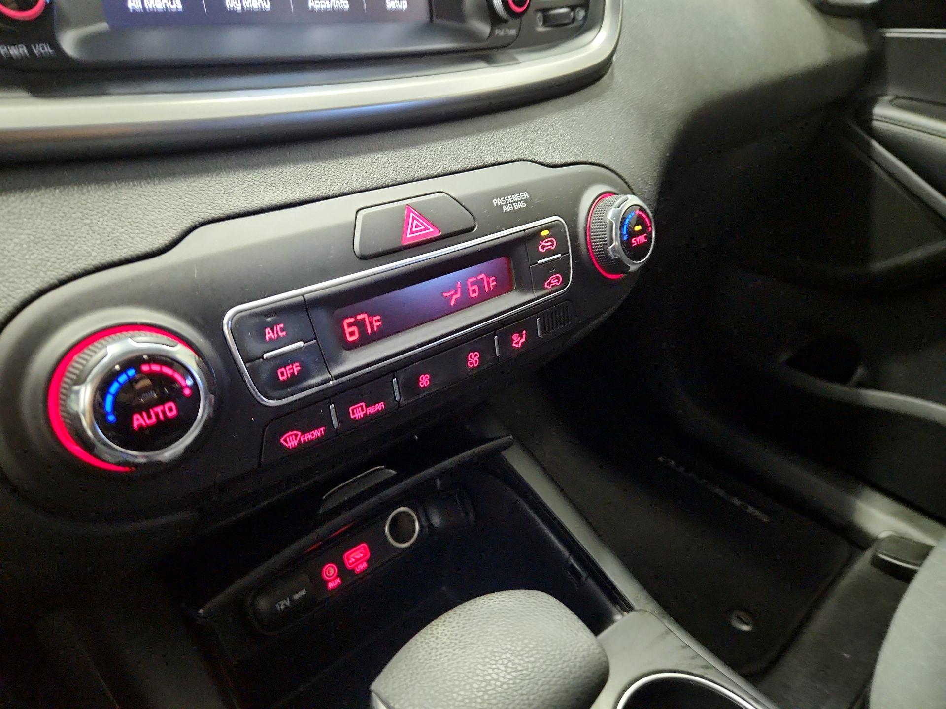 Thumbnail: 2019 Kia Sorento - 16