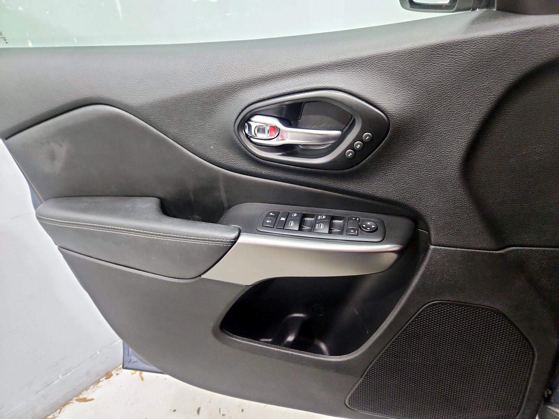 Thumbnail: 2021 Jeep Cherokee - 12