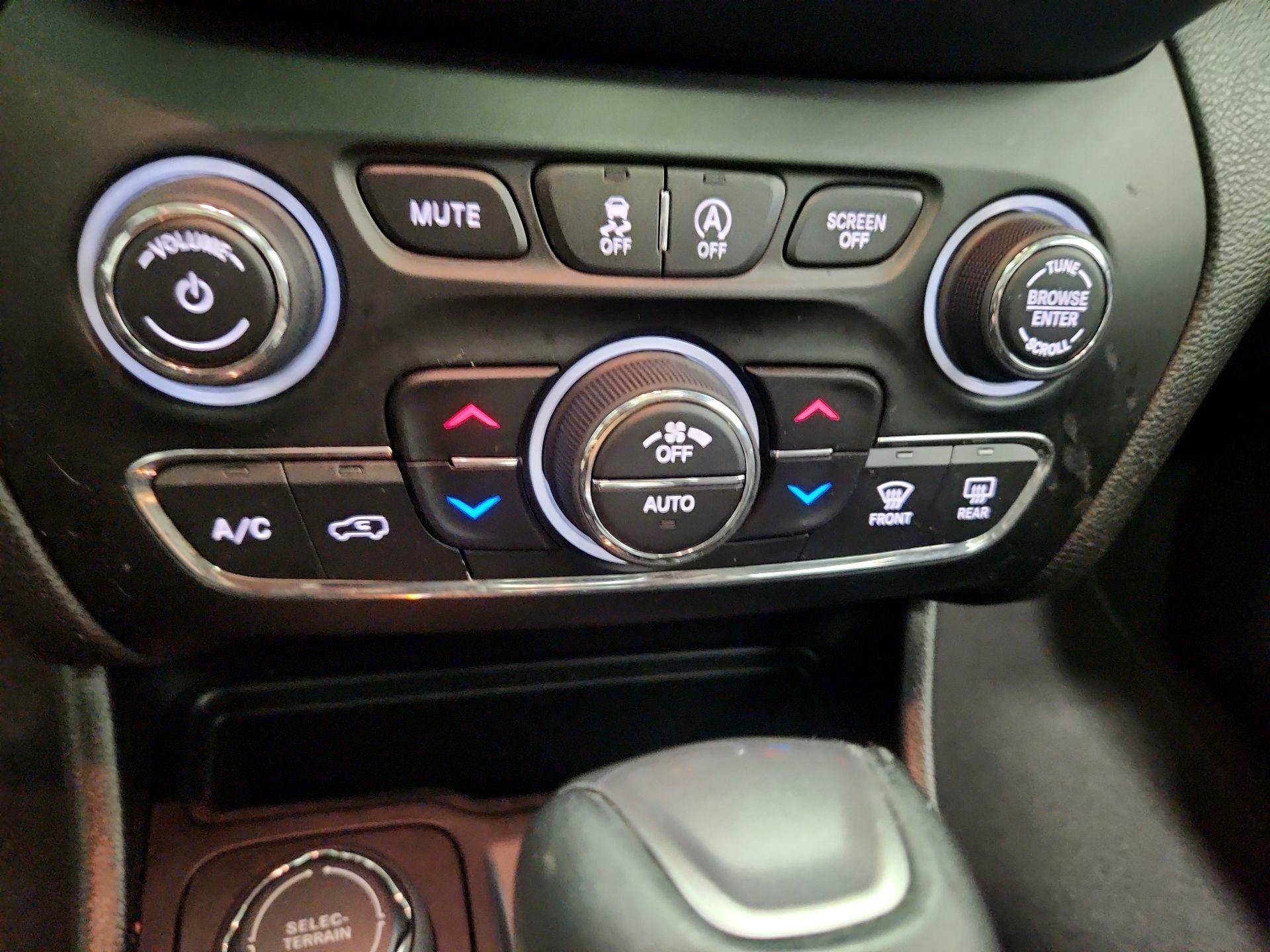 Thumbnail: 2021 Jeep Cherokee - 16