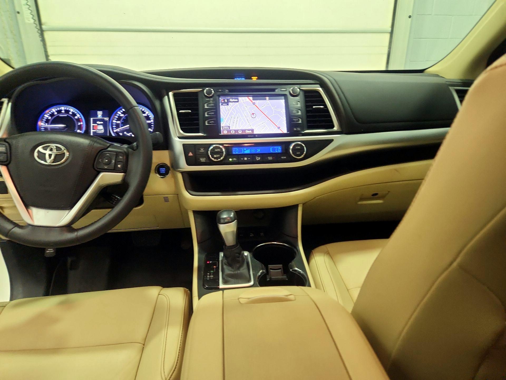 Thumbnail: 2015 Toyota Highlander - 9