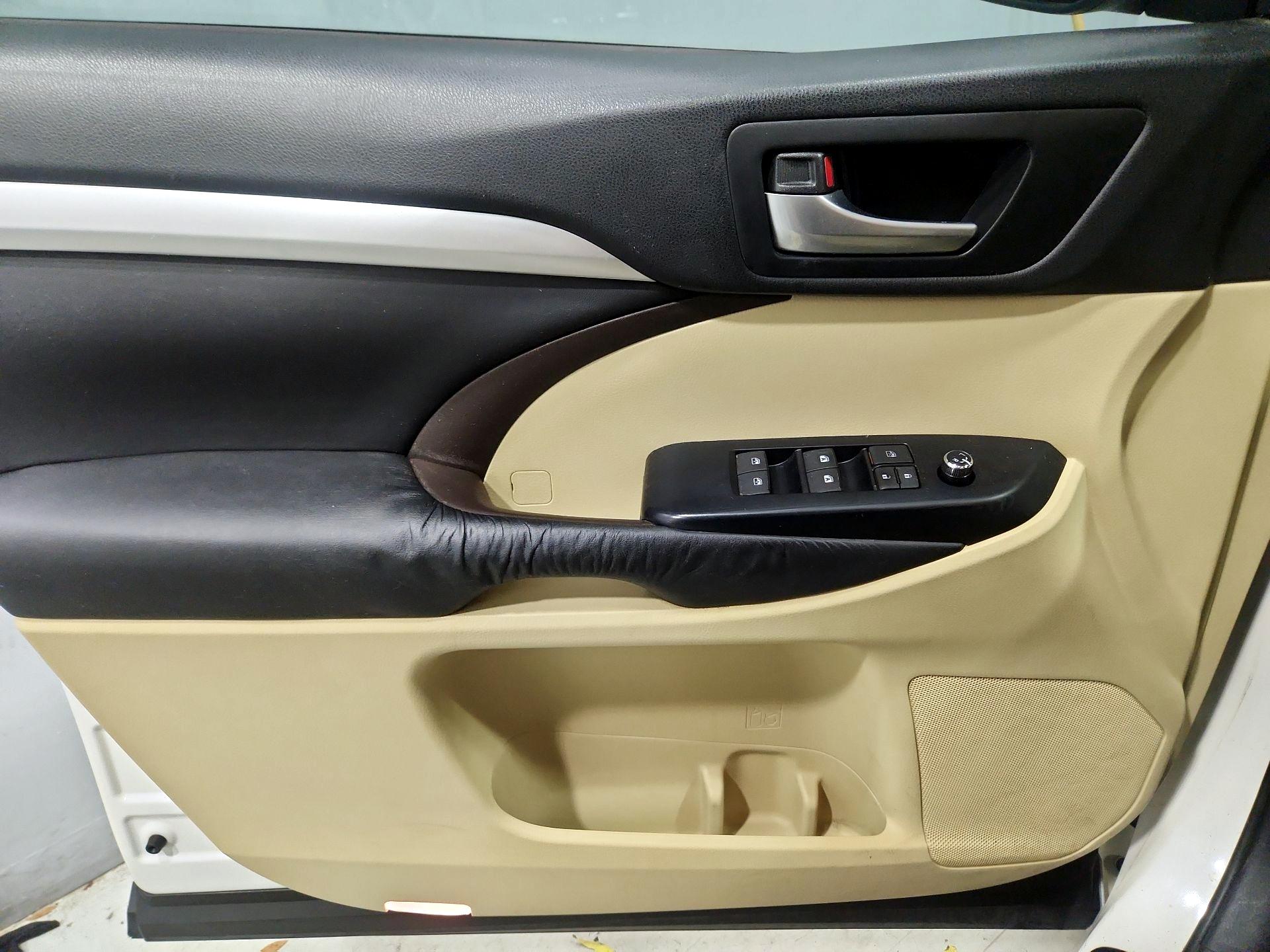 Thumbnail: 2015 Toyota Highlander - 12