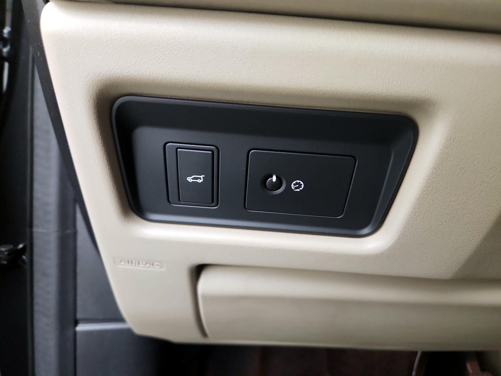 Thumbnail: 2018 Land Rover Discovery Sport - 13