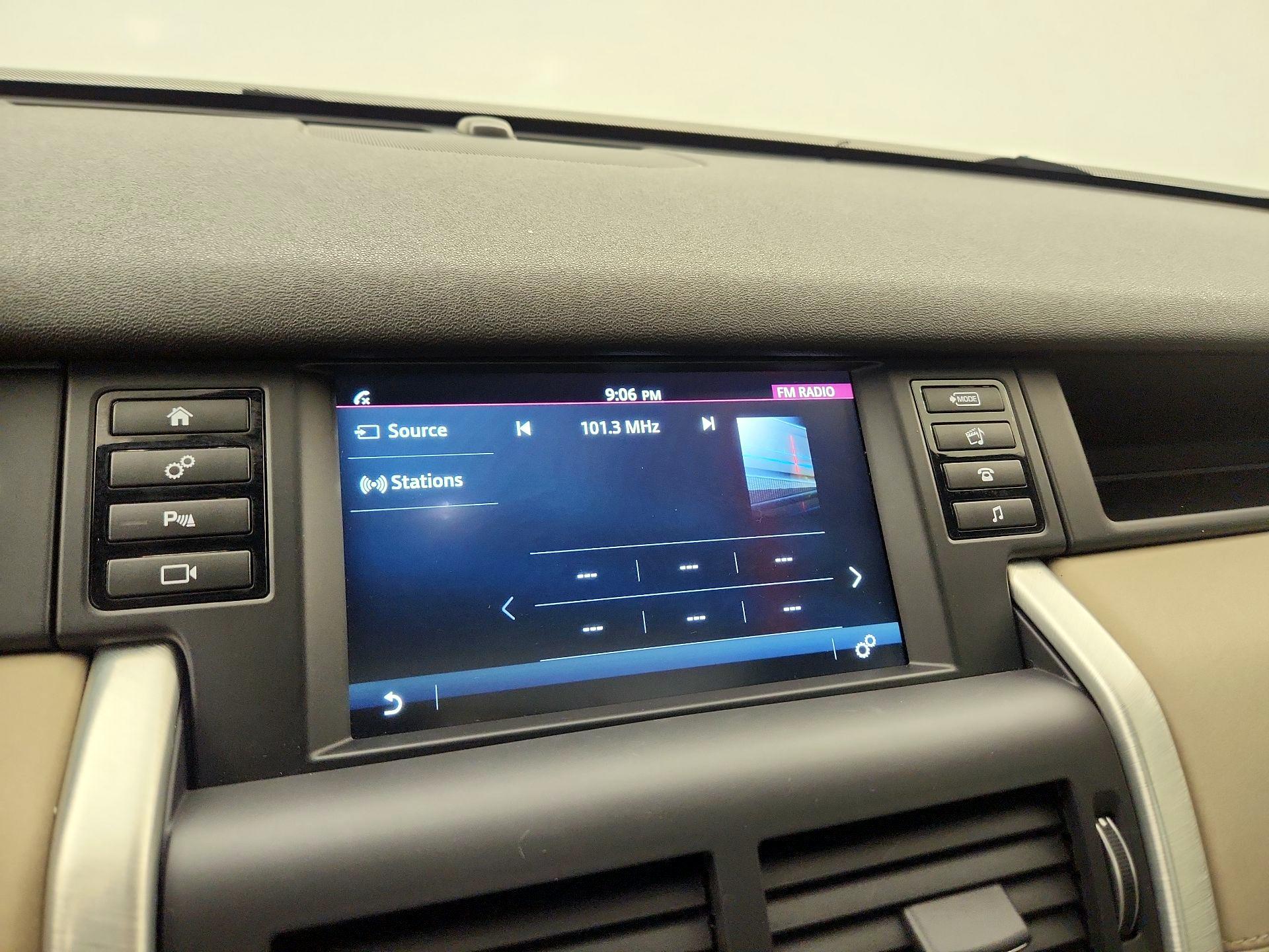 Thumbnail: 2018 Land Rover Discovery Sport - 15