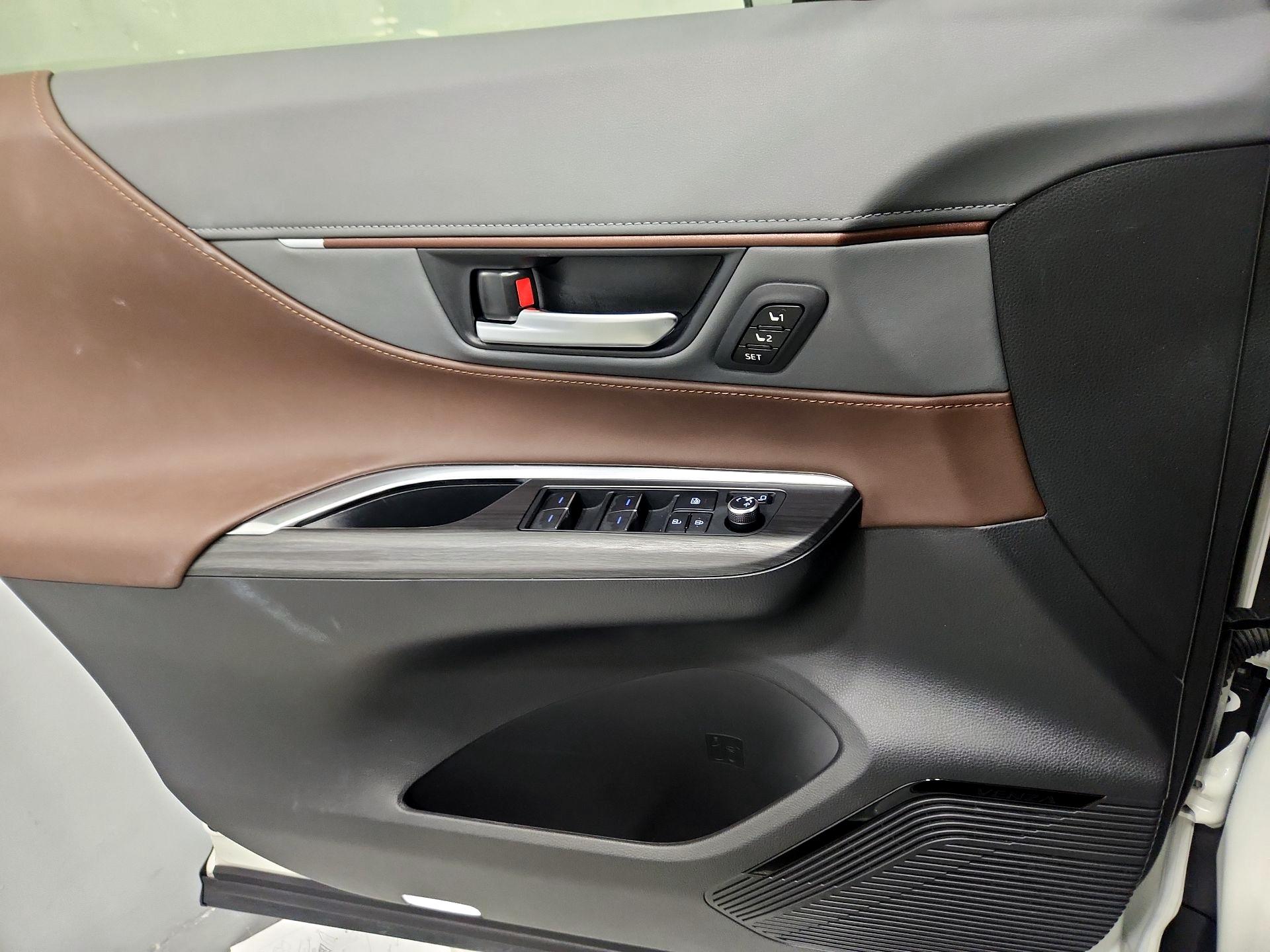 Thumbnail: 2021 Toyota Venza - 12