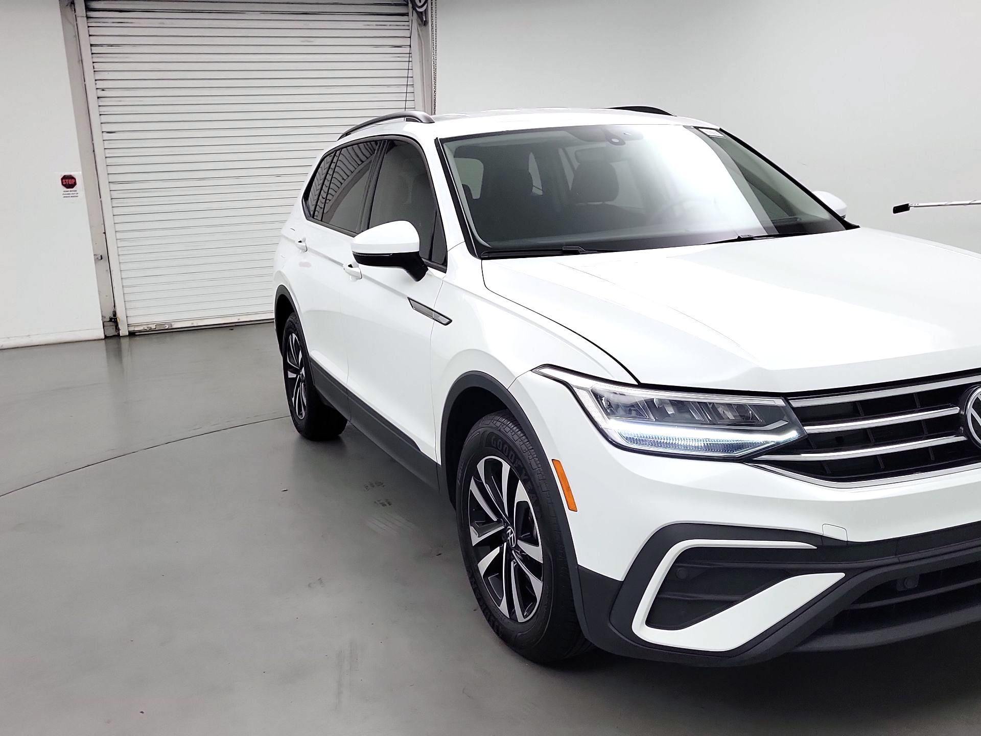 Thumbnail: 2023 Volkswagen Tiguan - 1