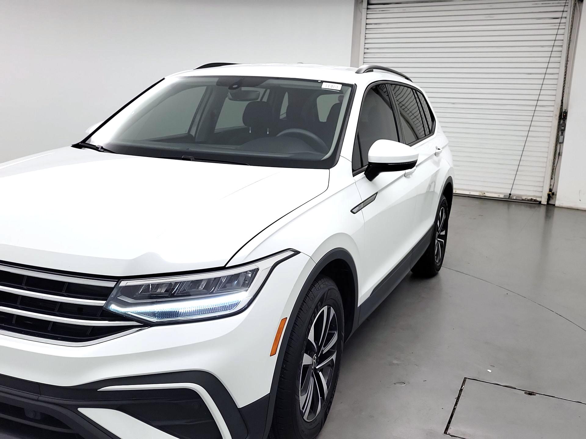 Thumbnail: 2023 Volkswagen Tiguan - 3