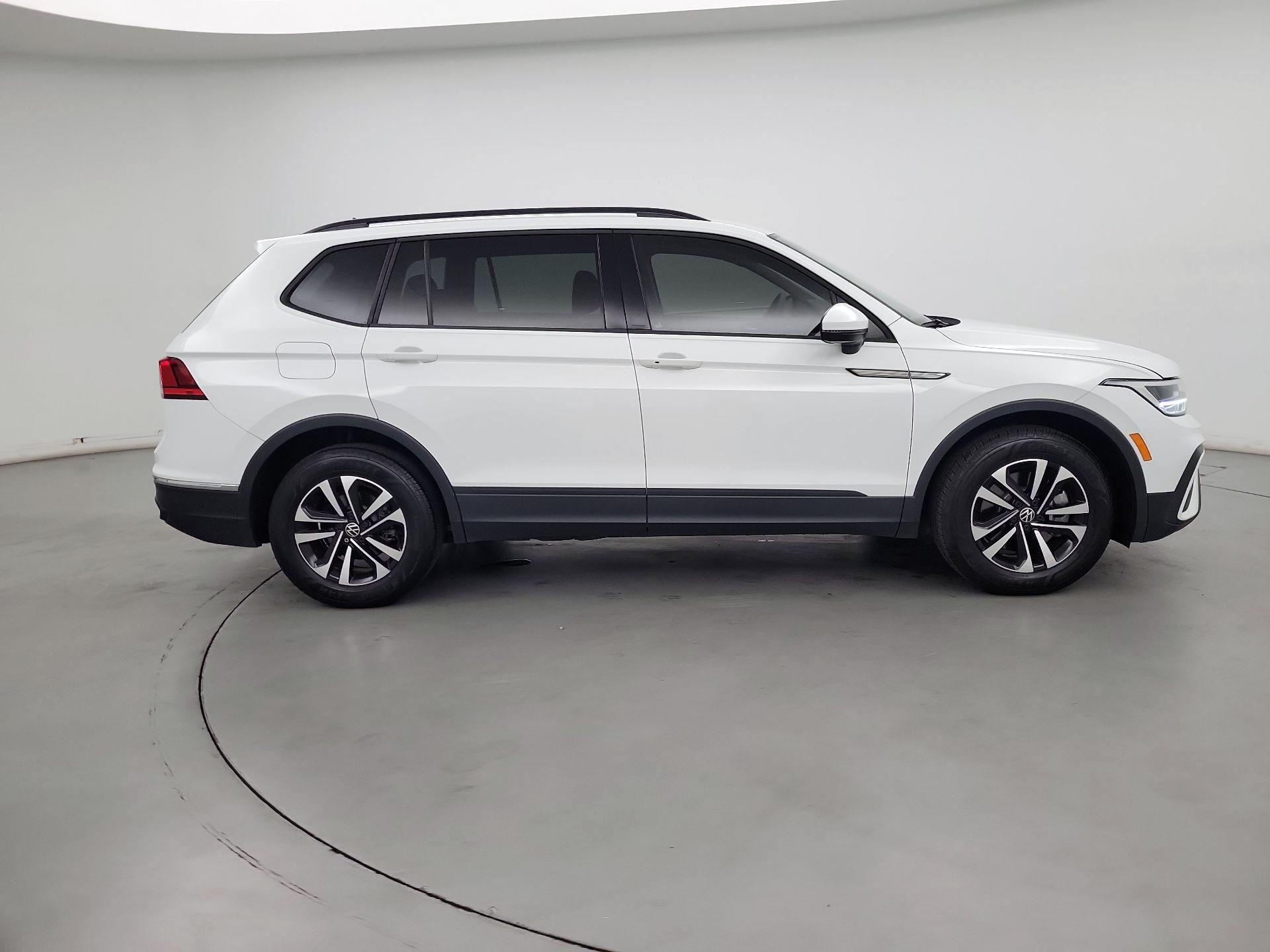 Thumbnail: 2023 Volkswagen Tiguan - 4