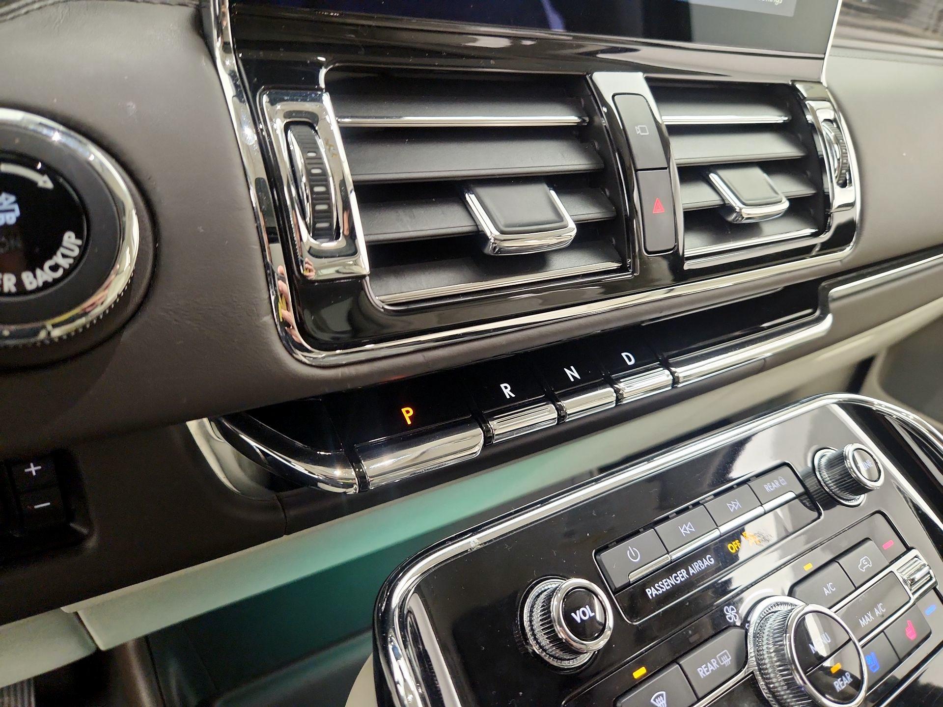 Thumbnail: 2020 Lincoln Navigator - 18