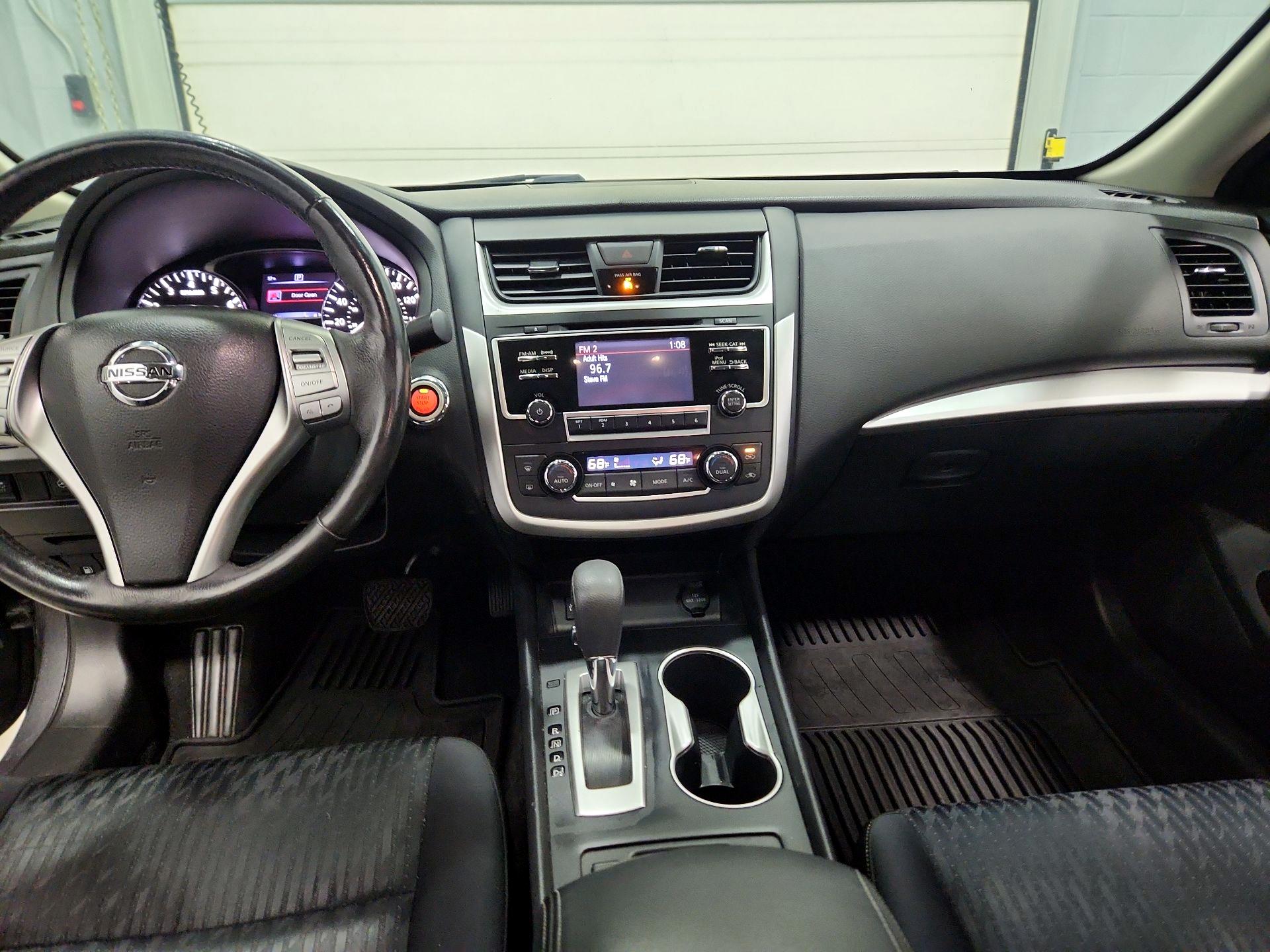 Thumbnail: 2017 Nissan Altima - 9