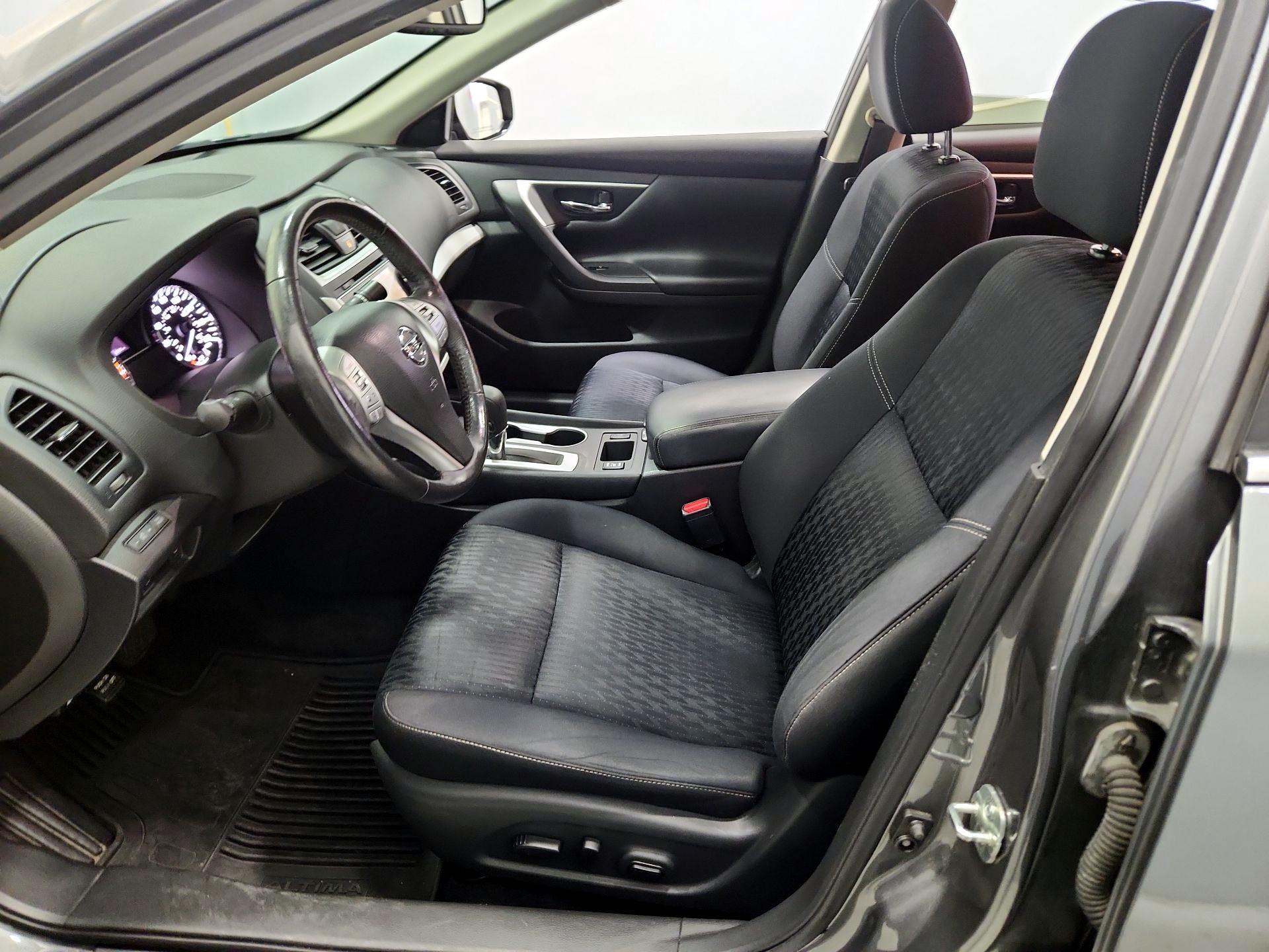 Thumbnail: 2017 Nissan Altima - 11