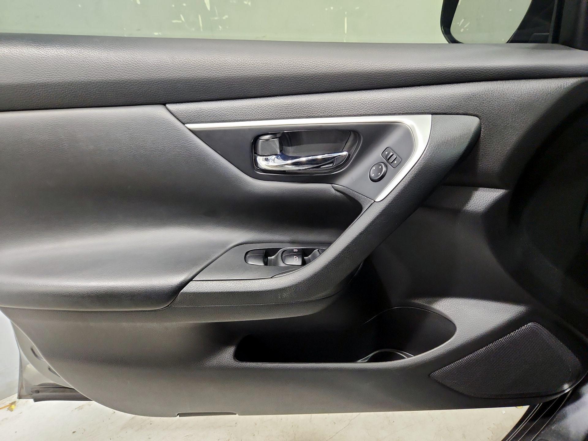 Thumbnail: 2017 Nissan Altima - 12