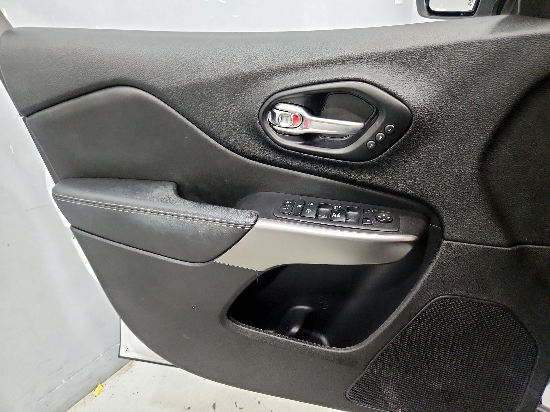 Thumbnail: 2021 Jeep Cherokee - 12