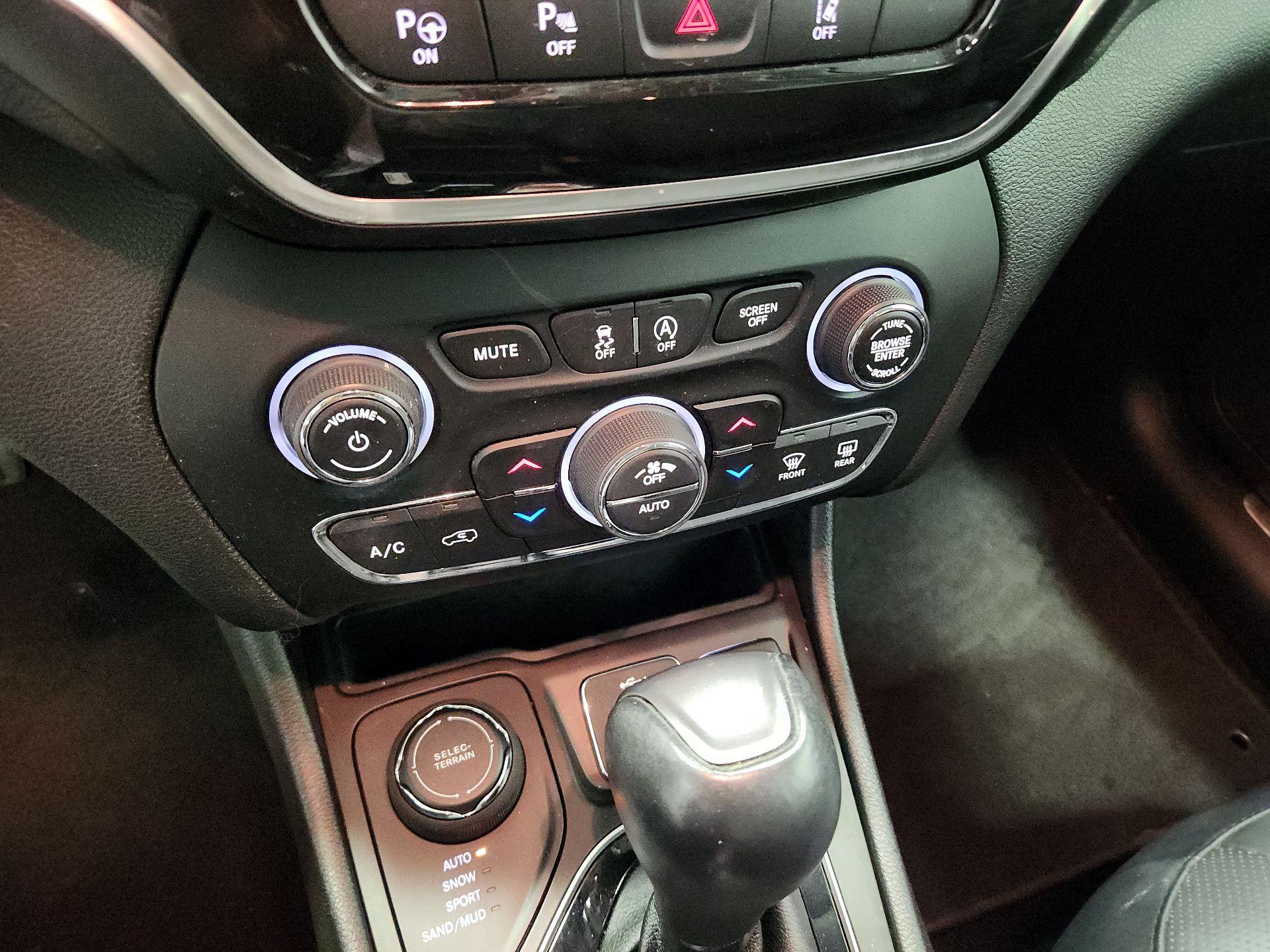 Thumbnail: 2021 Jeep Cherokee - 16