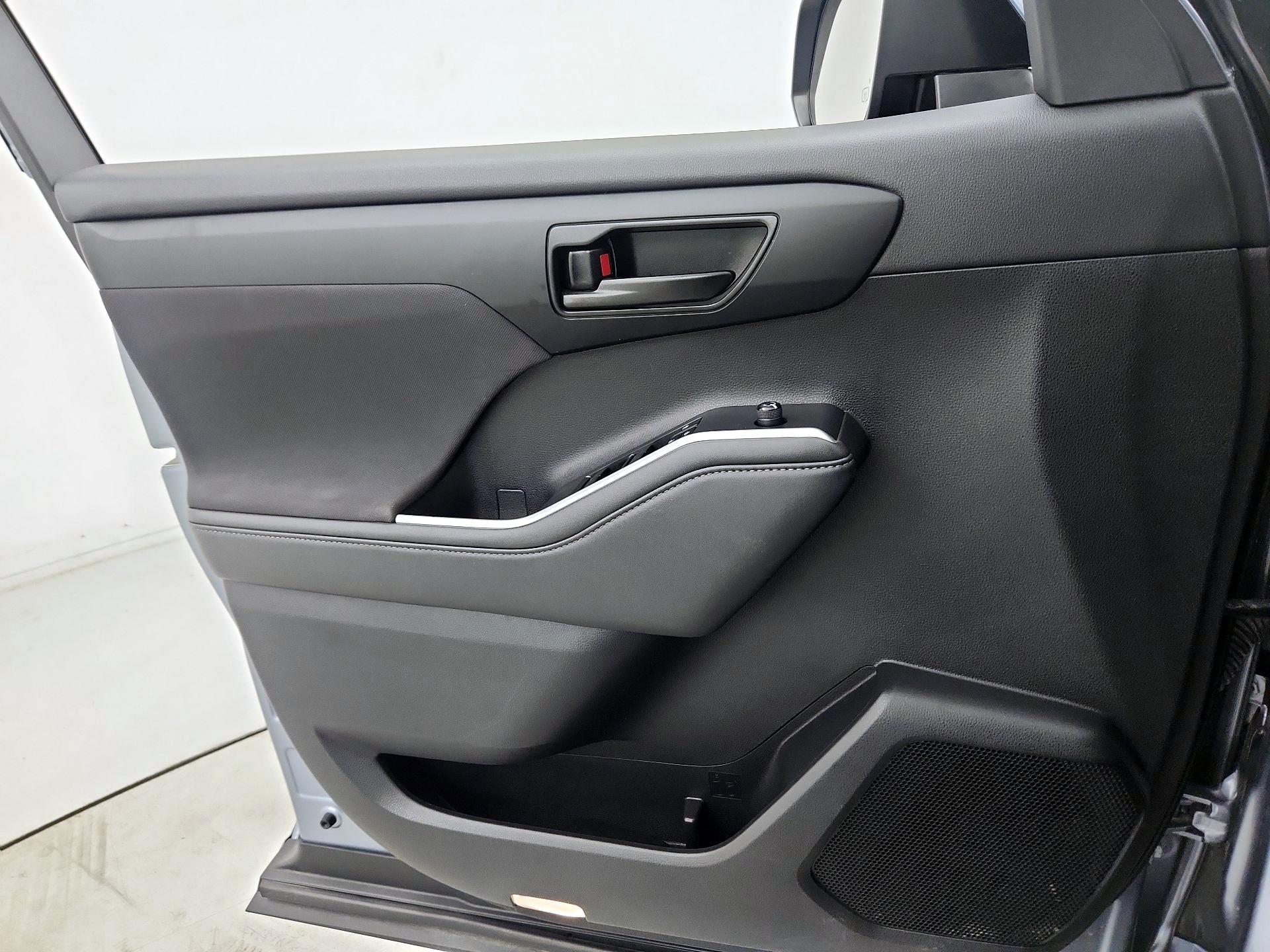 Thumbnail: 2023 Toyota Highlander - 12