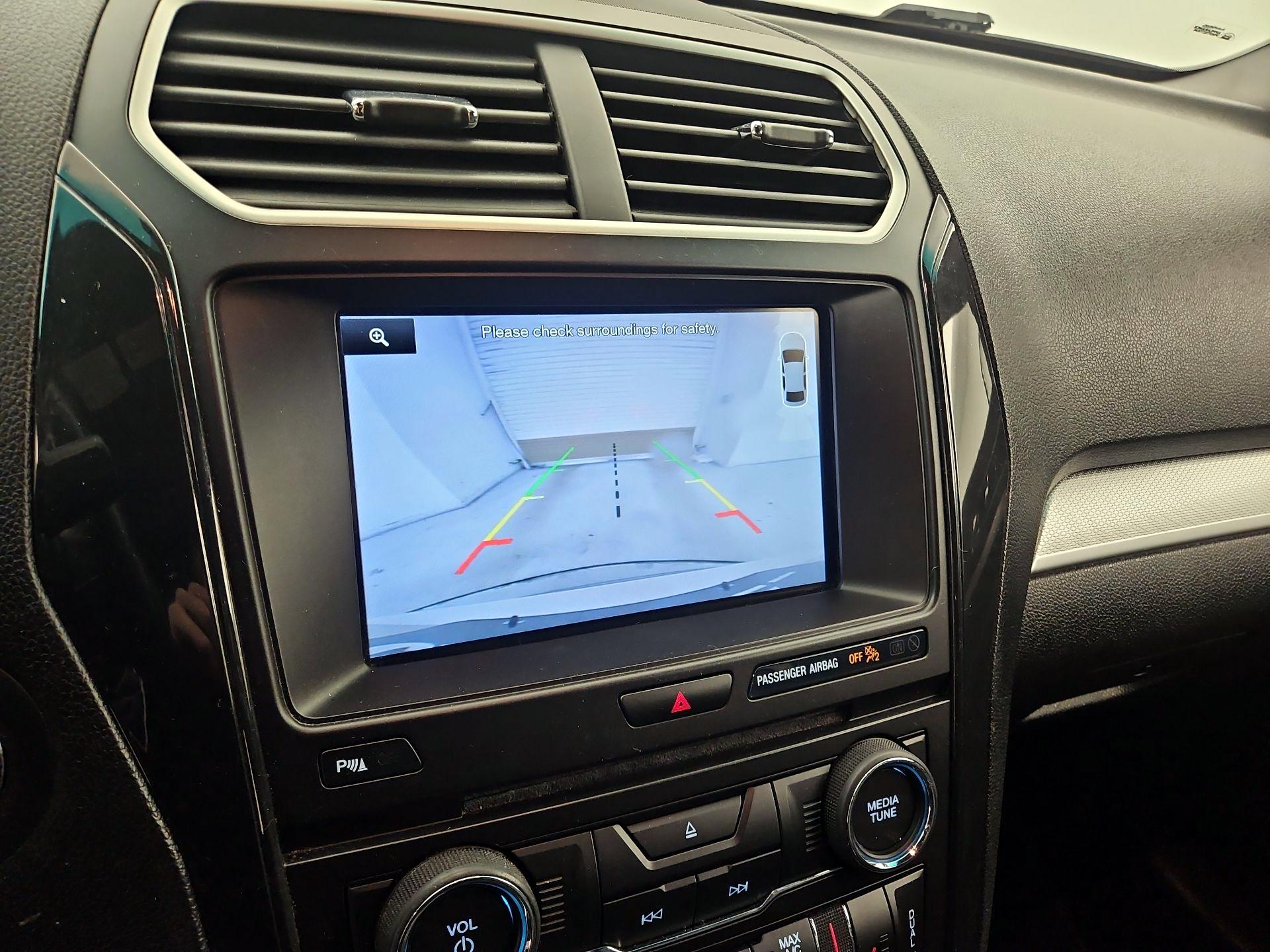 Thumbnail: 2016 Ford Explorer - 14