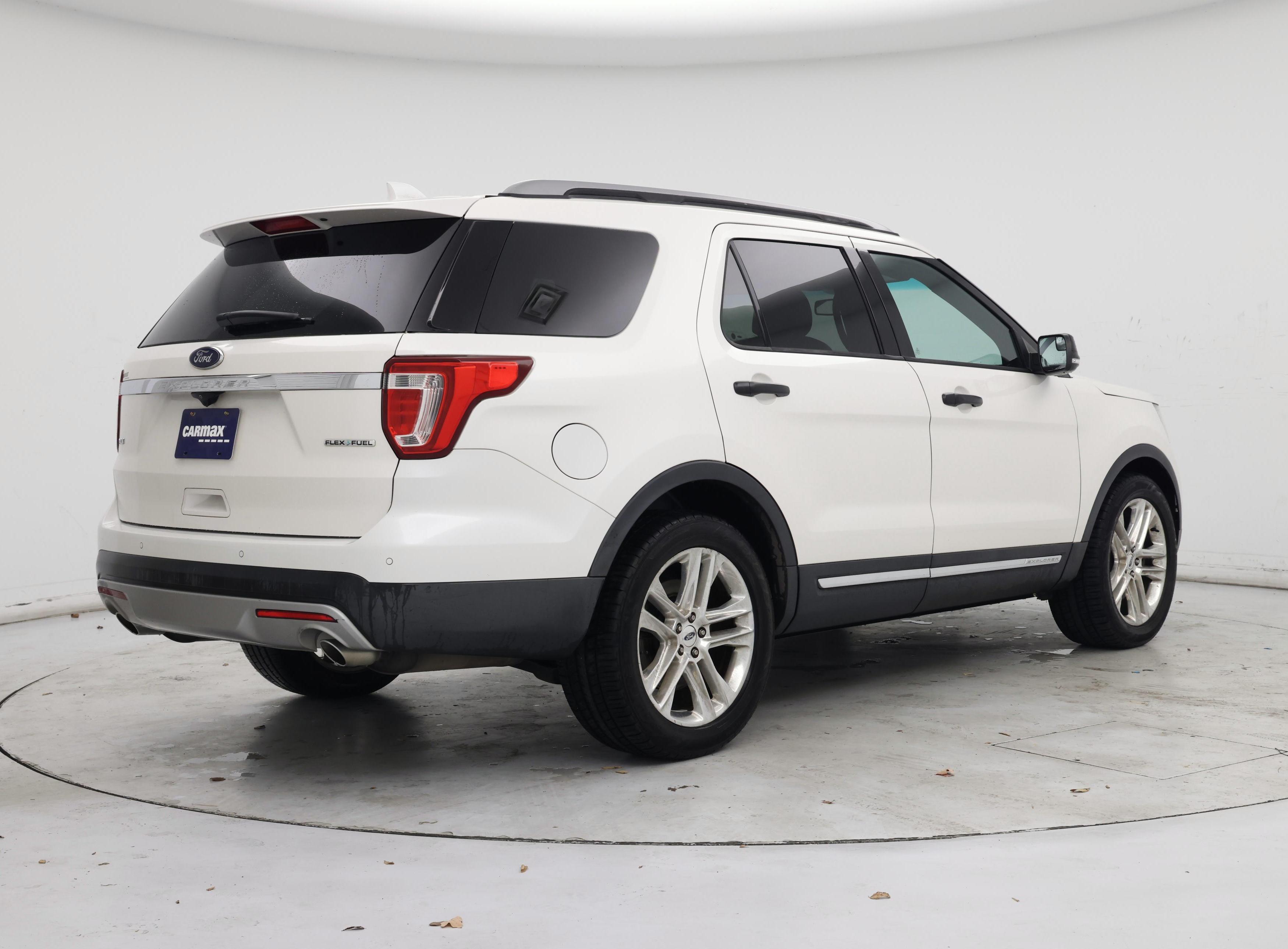 Thumbnail: 2016 Ford Explorer - 8