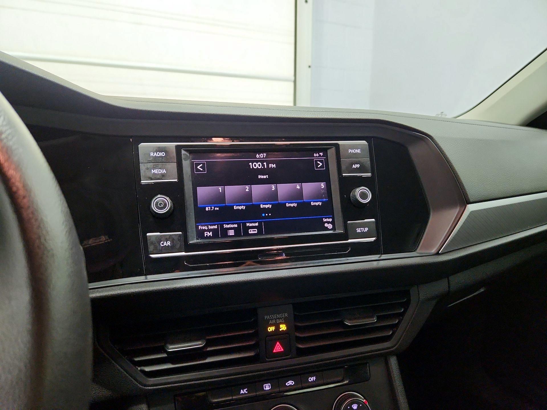 Thumbnail: 2019 Volkswagen Jetta - 15