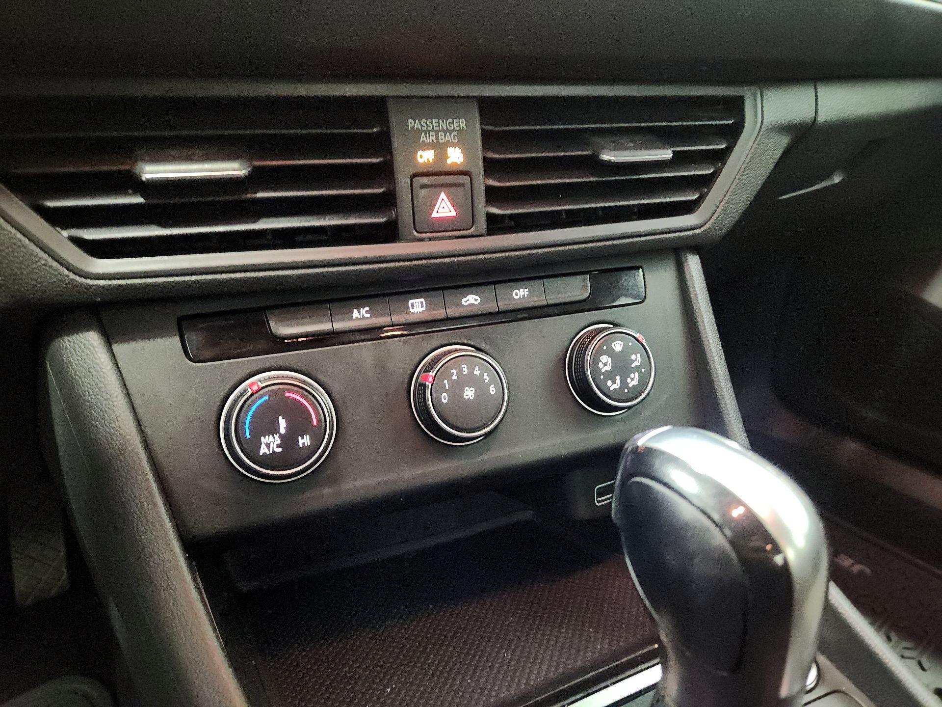 Thumbnail: 2019 Volkswagen Jetta - 16