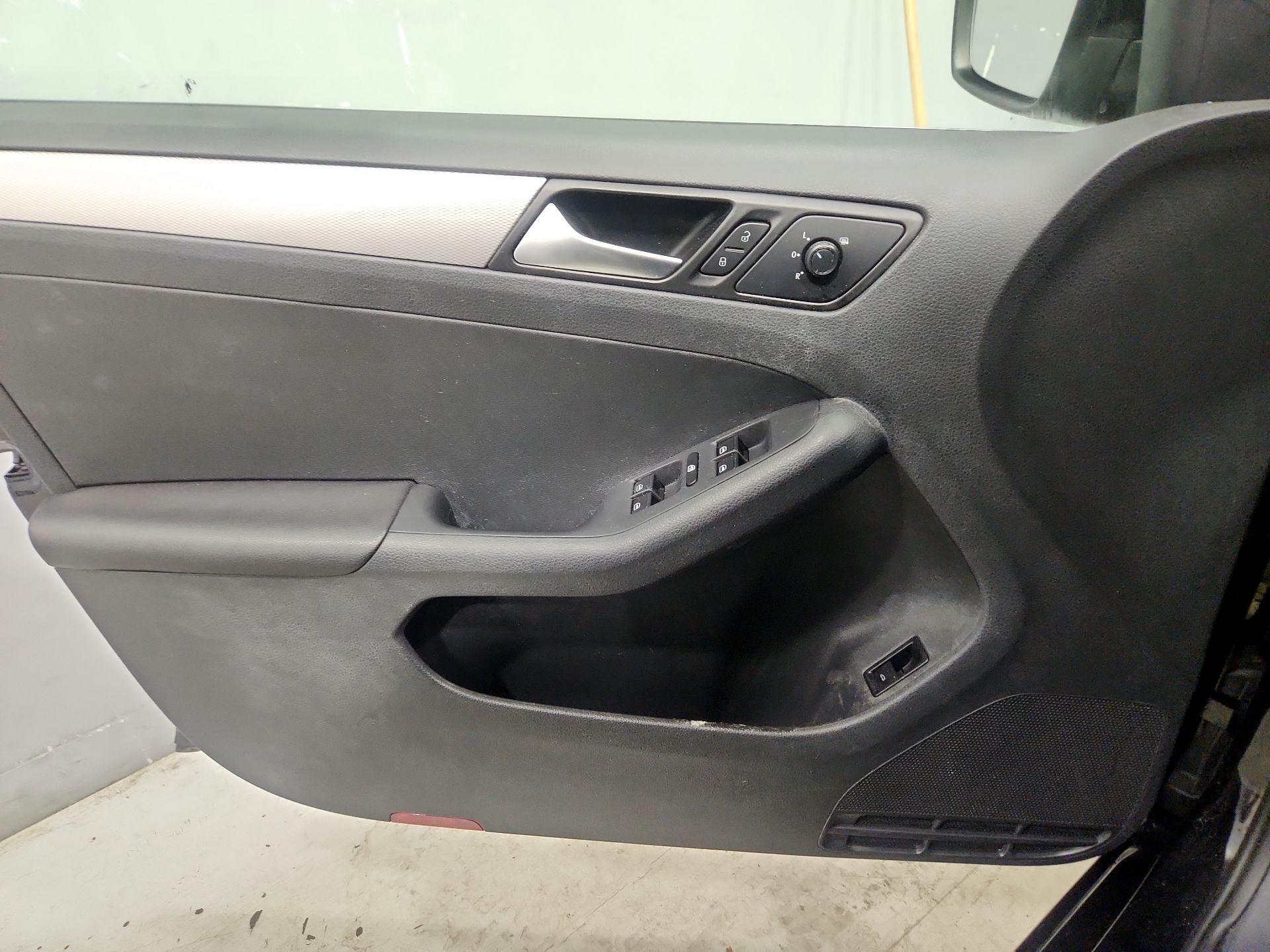 Thumbnail: 2017 Volkswagen Jetta - 12