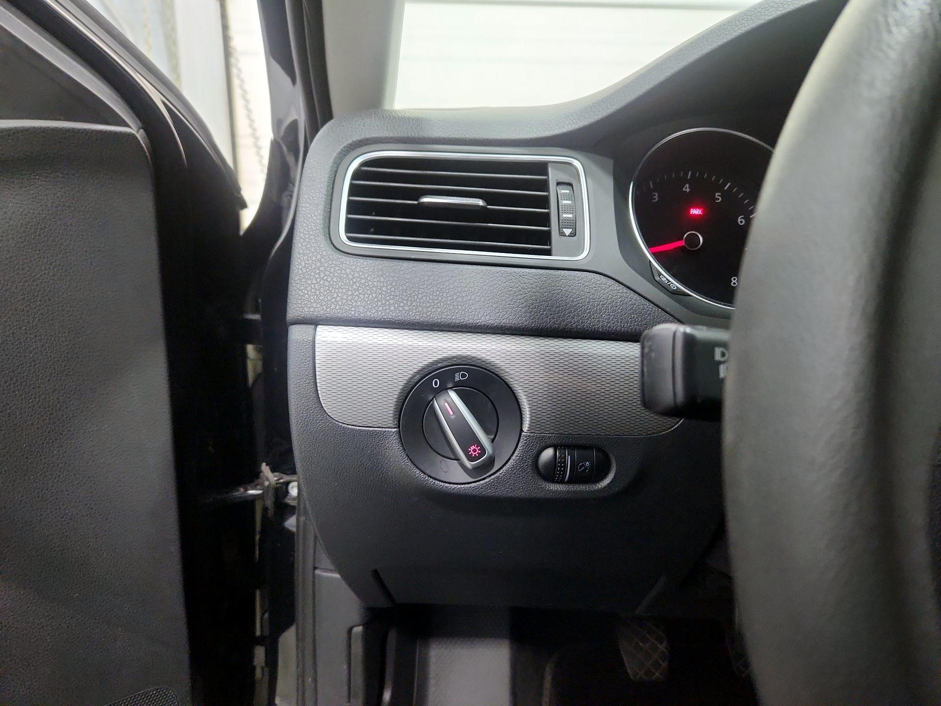 Thumbnail: 2017 Volkswagen Jetta - 13