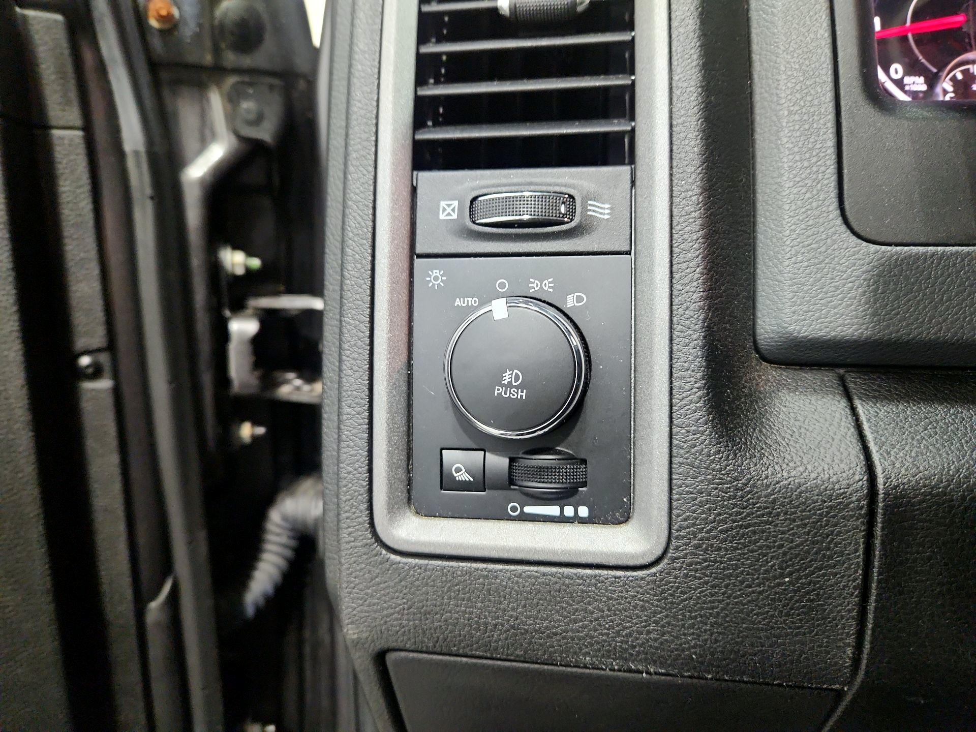 Thumbnail: 2019 RAM 1500 Classic - 13