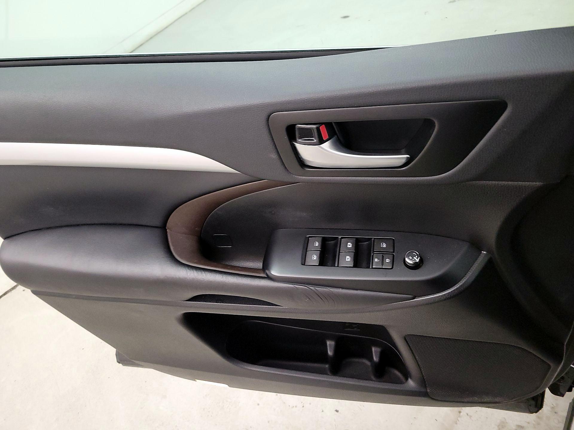 Thumbnail: 2019 Toyota Highlander - 12