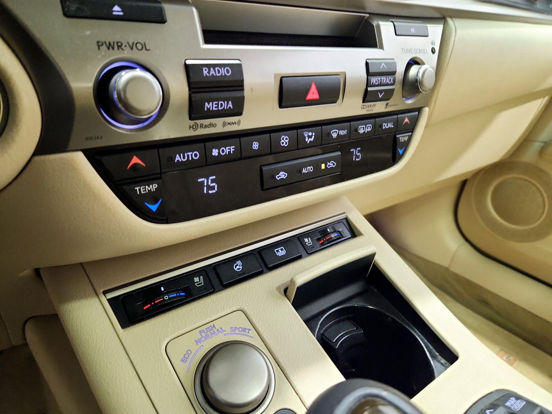 Thumbnail: 2014 Lexus ES - 17