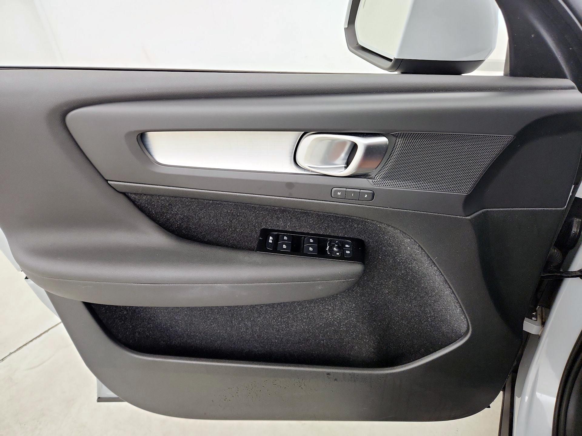 Thumbnail: 2021 Volvo XC40 - 12