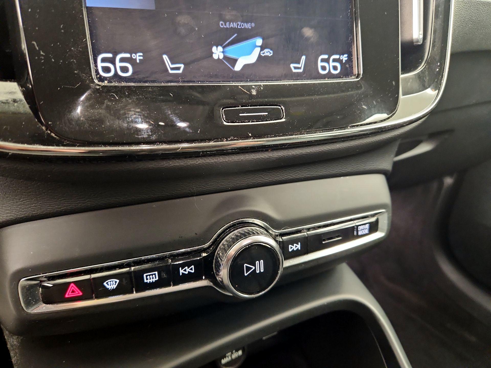 Thumbnail: 2021 Volvo XC40 - 17