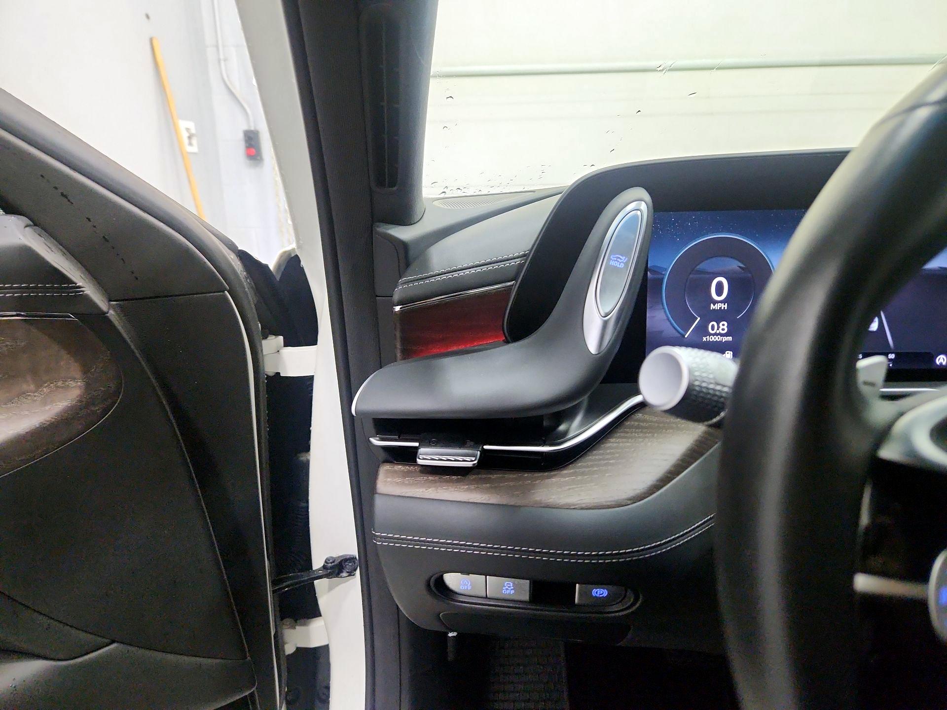 Thumbnail: 2023 Genesis G90 - 13