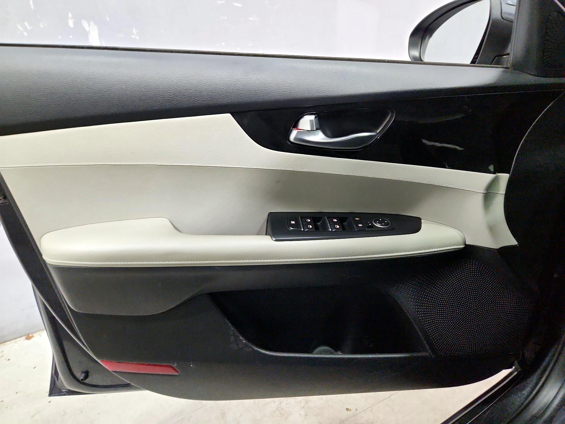 Thumbnail: 2019 Kia Forte - 12