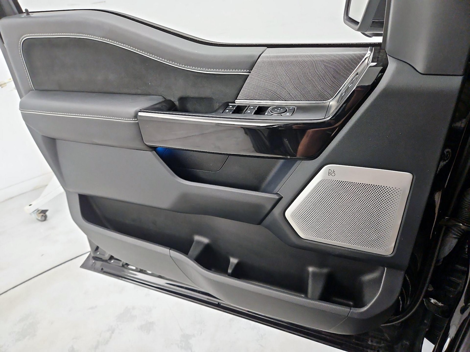 2023 Ford F-150 Lightning Platinum - Photo 13