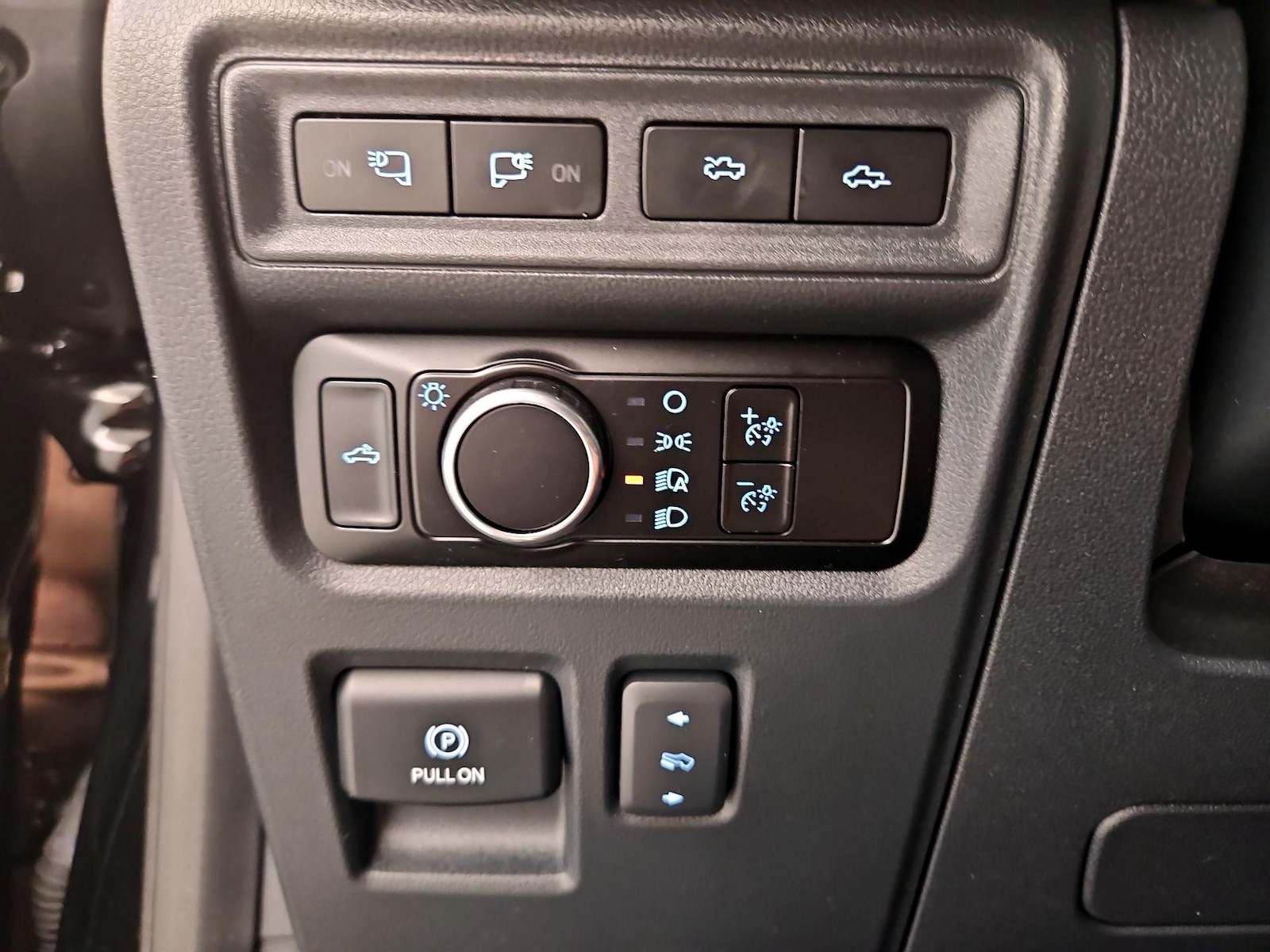 2023 Ford F-150 Lightning Platinum - Photo 14