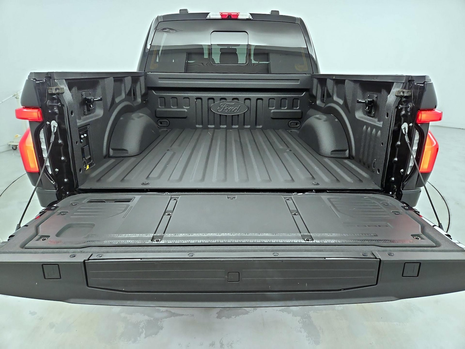 2023 Ford F-150 Lightning Platinum - Photo 22