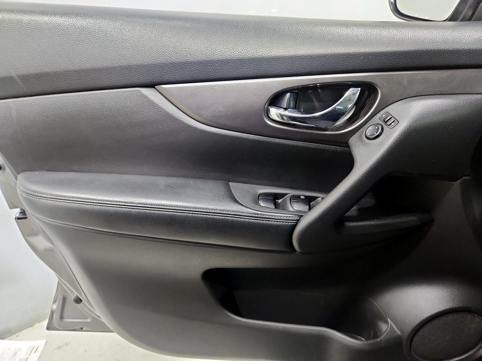 Thumbnail: 2016 Nissan Rogue - 12