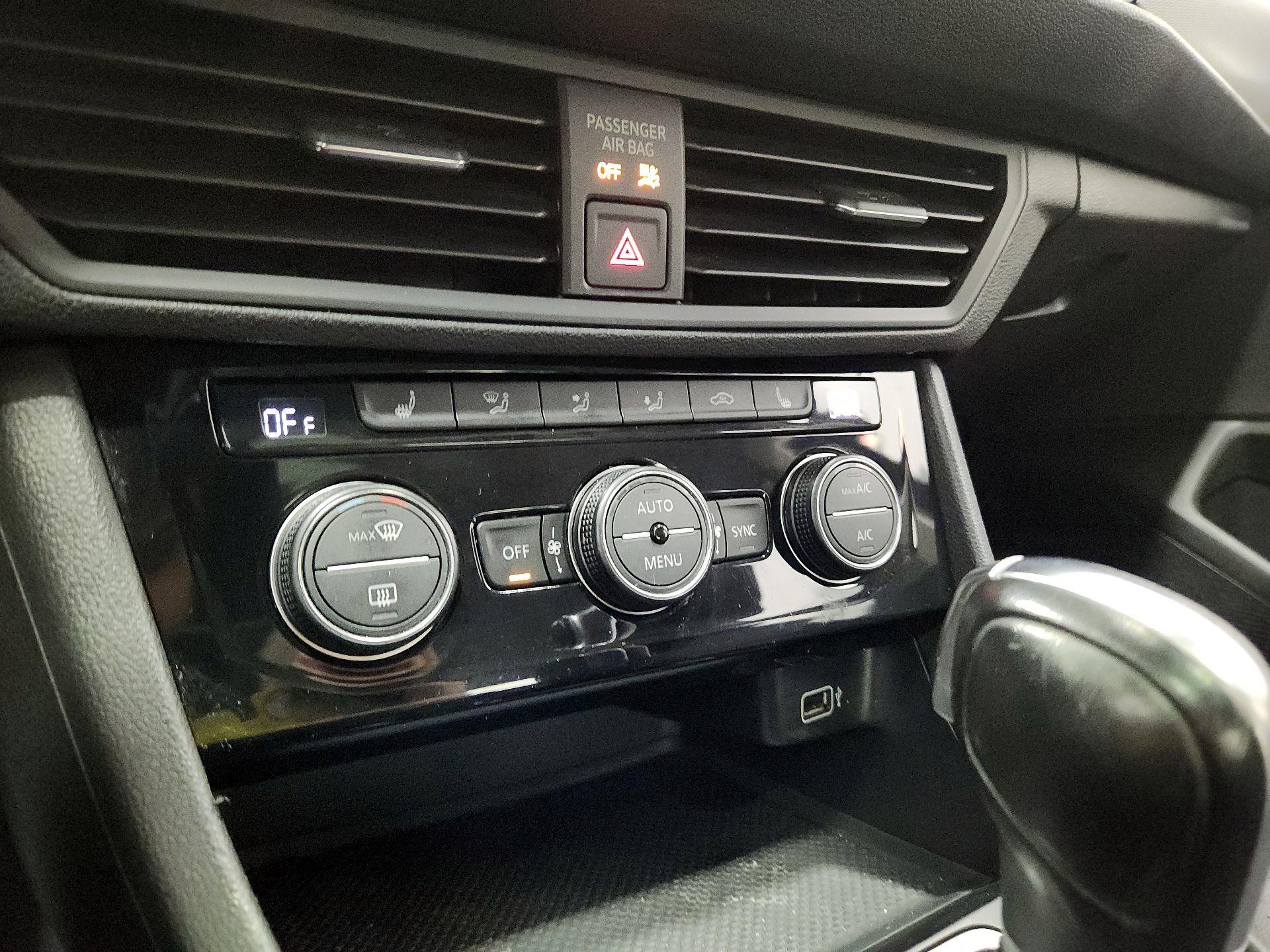 Thumbnail: 2019 Volkswagen Jetta - 16