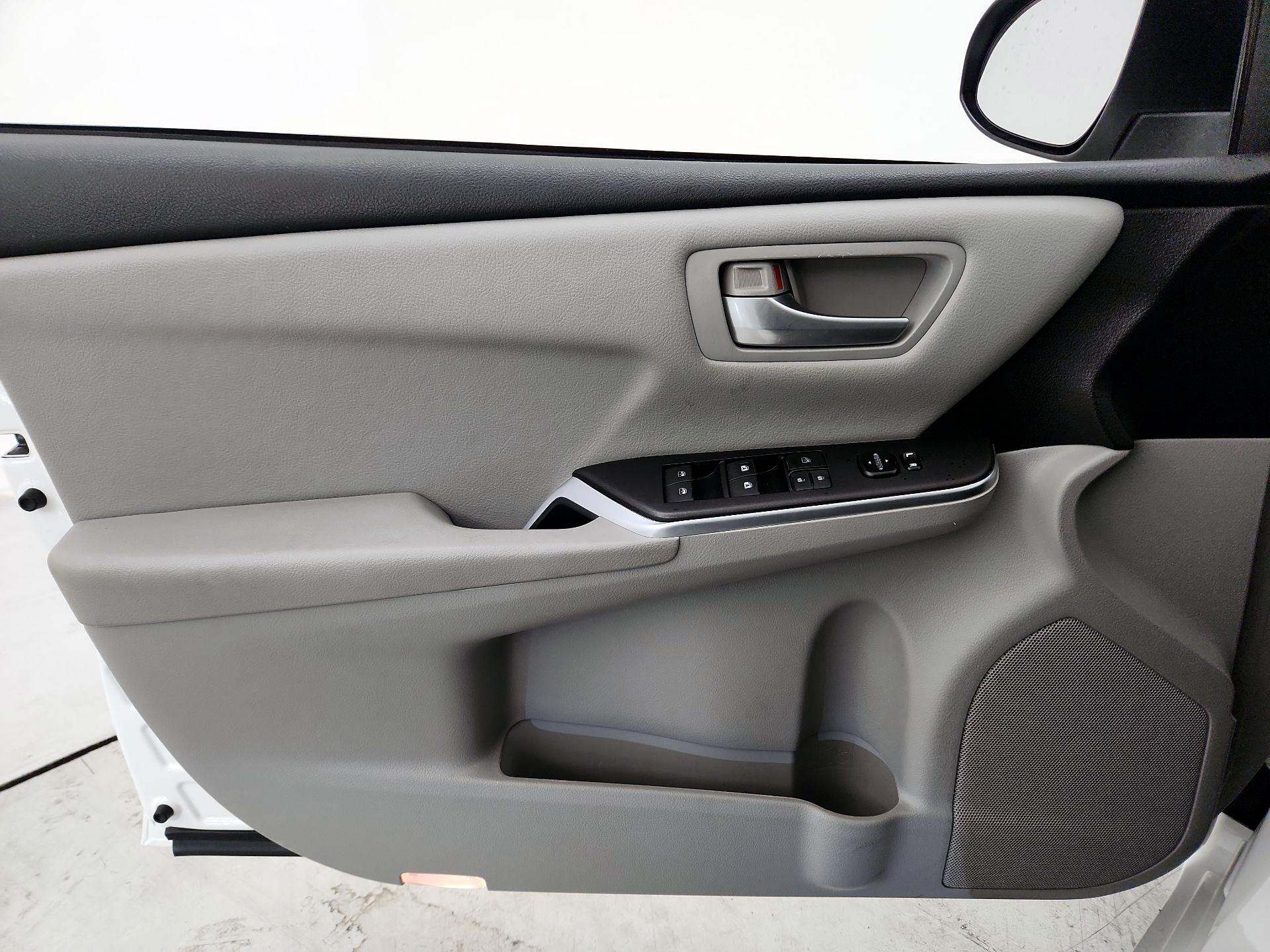 Thumbnail: 2015 Toyota Camry - 12