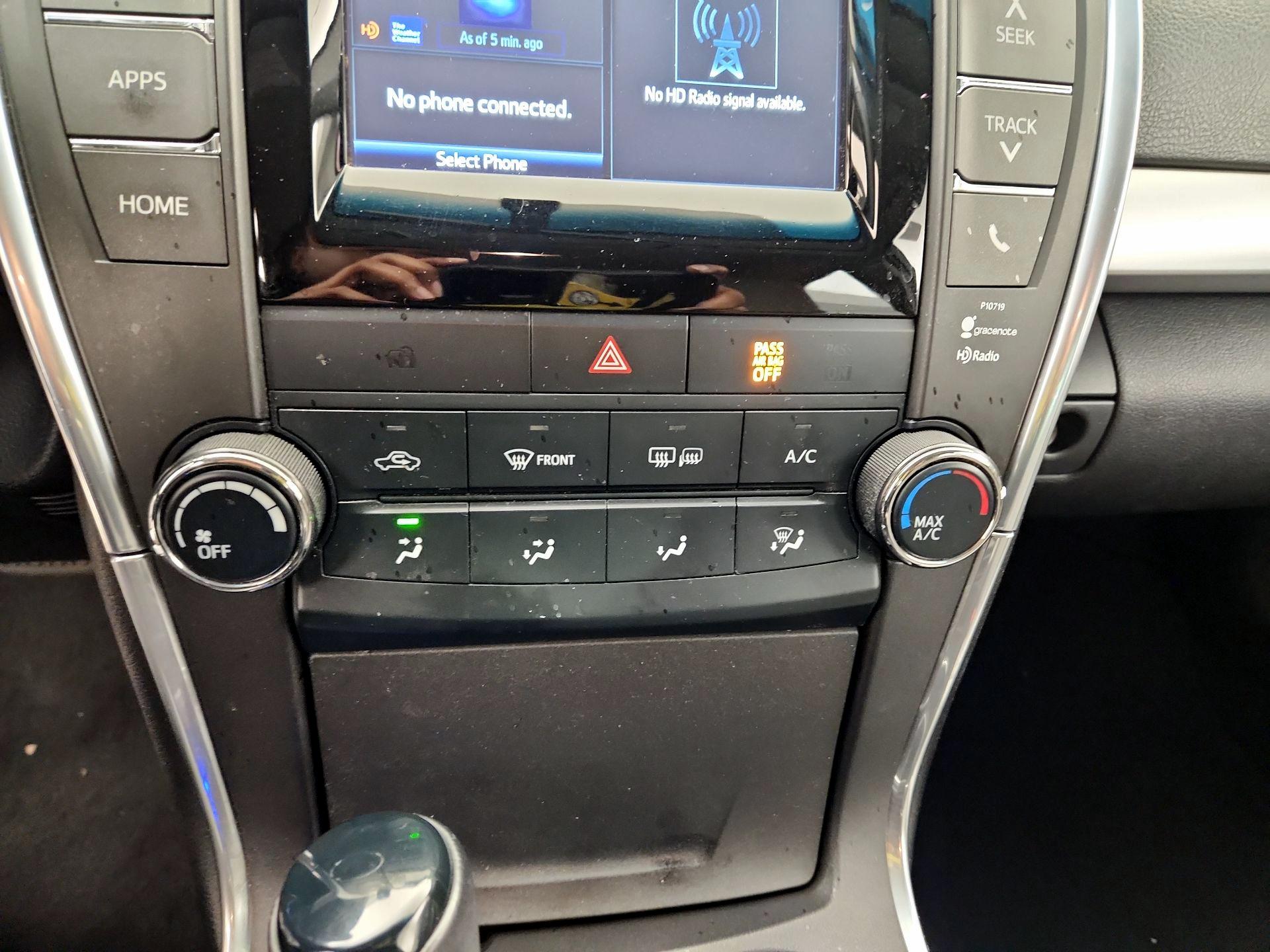 Thumbnail: 2015 Toyota Camry - 16