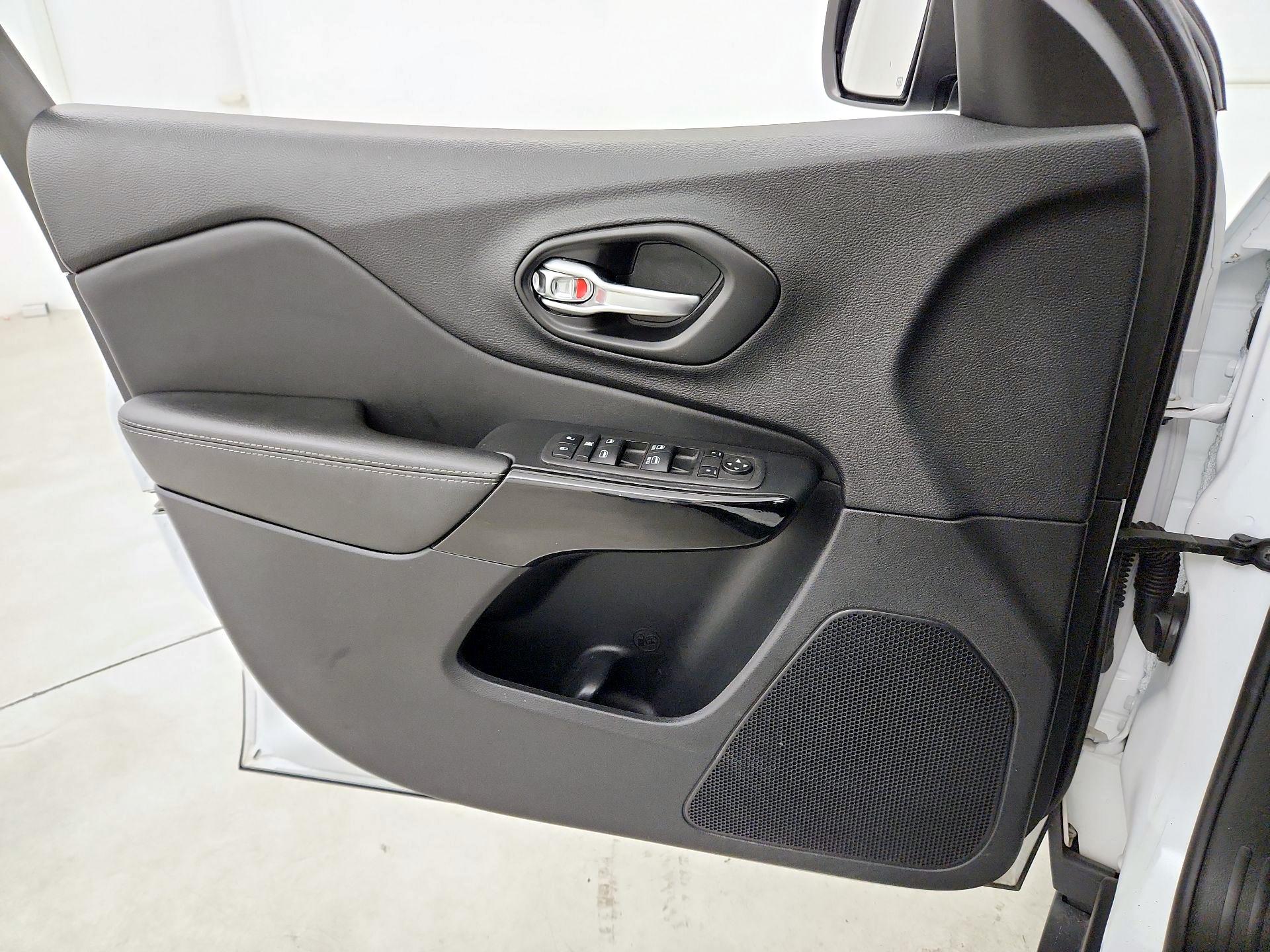 Thumbnail: 2023 Jeep Cherokee - 12