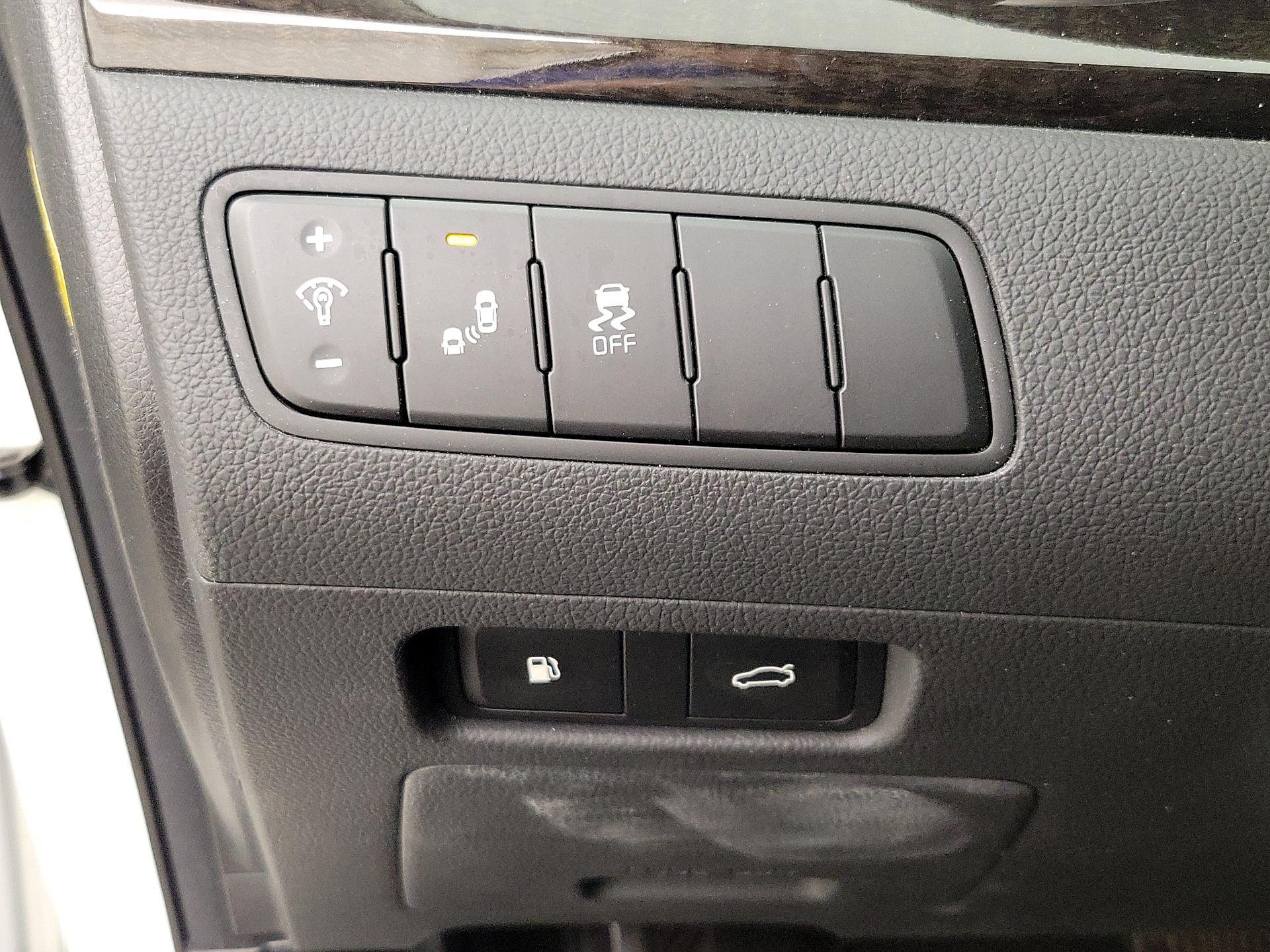 Thumbnail: 2016 Kia Cadenza - 13