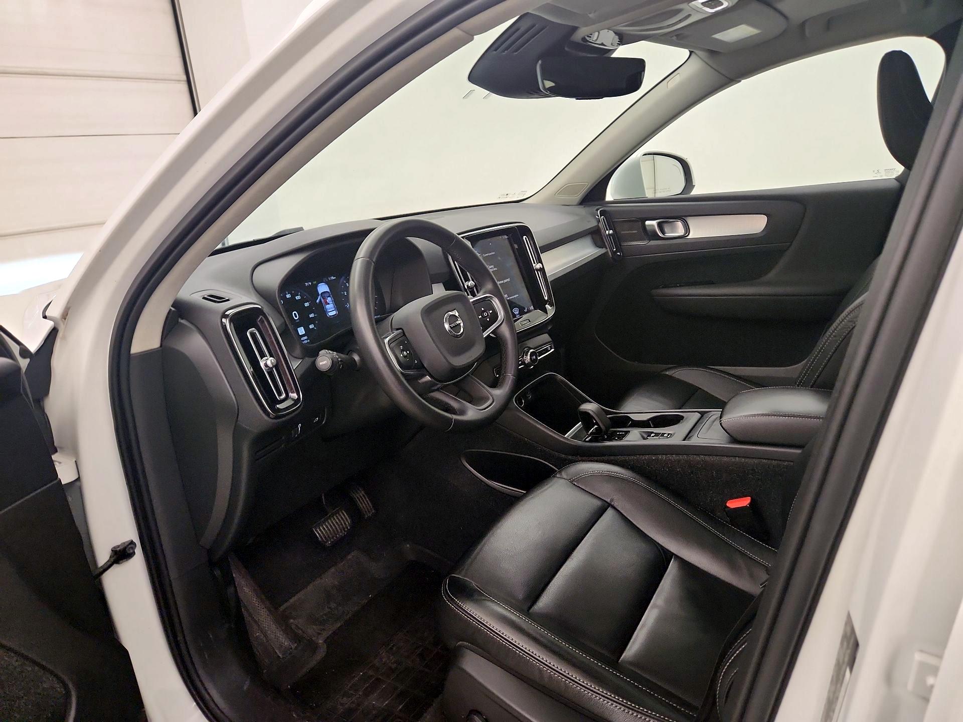 Thumbnail: 2022 Volvo XC40 - 11