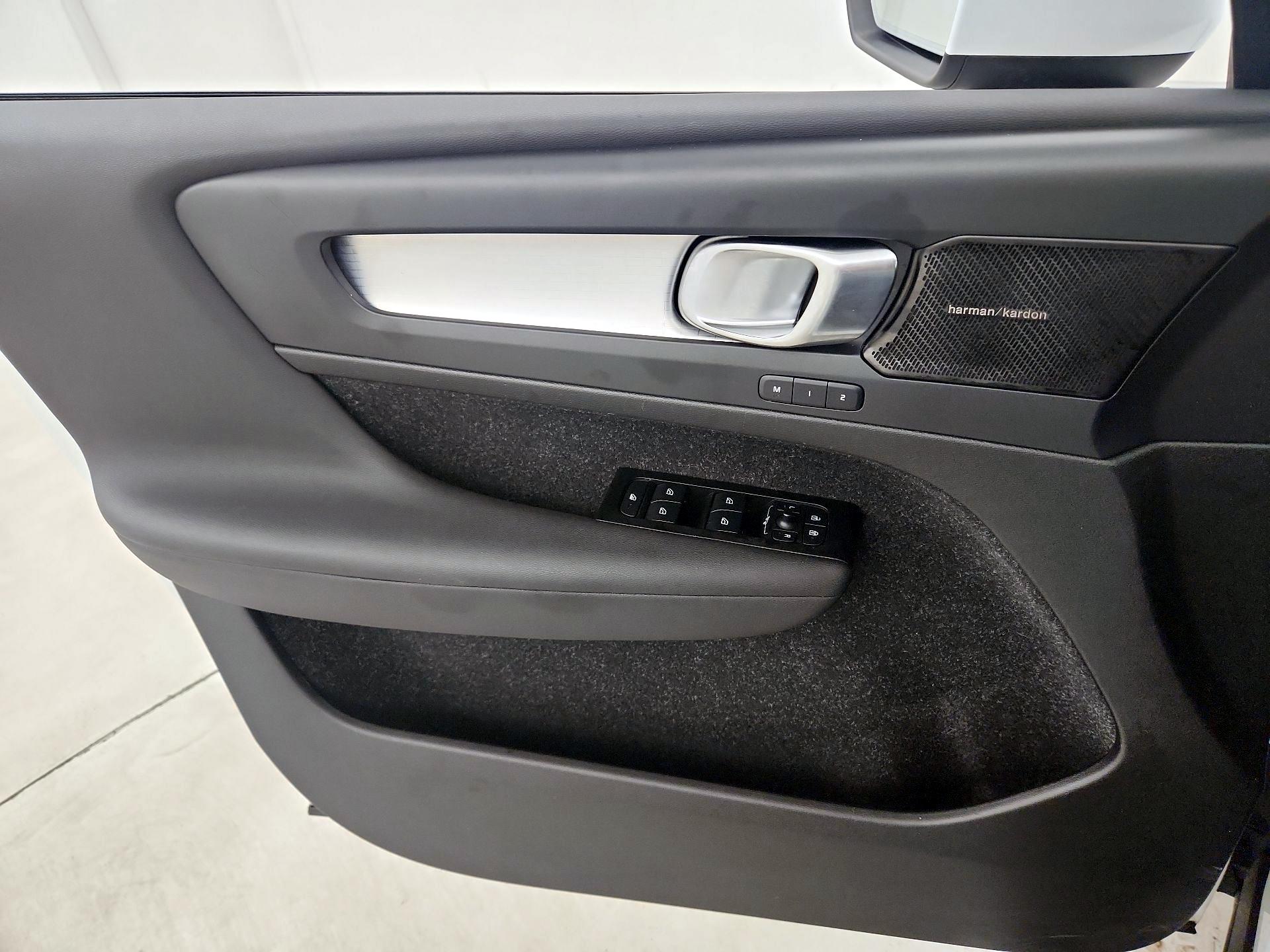 Thumbnail: 2022 Volvo XC40 - 12