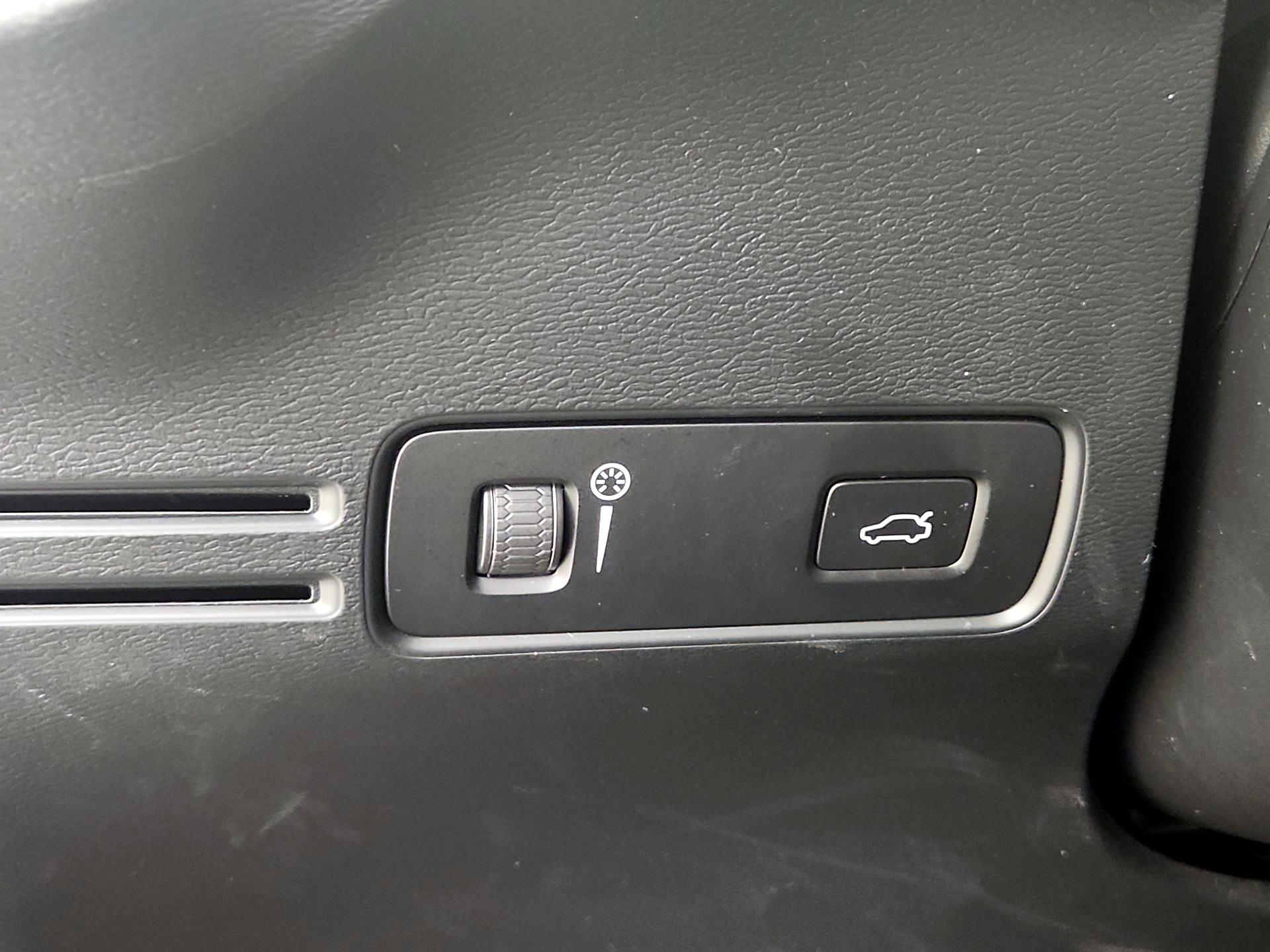 Thumbnail: 2022 Volvo XC40 - 13