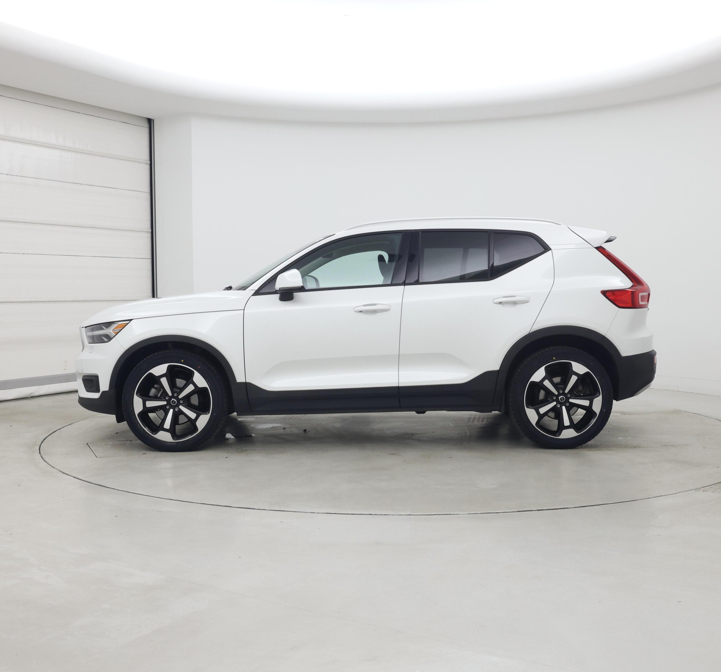 Thumbnail: 2022 Volvo XC40 - 3