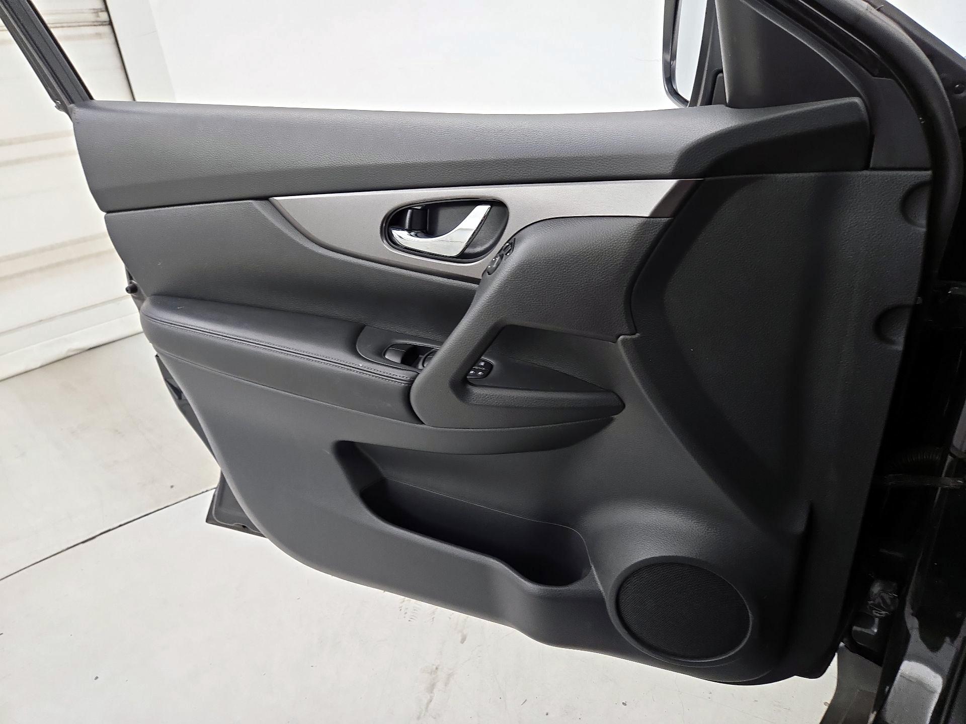 Thumbnail: 2016 Nissan Rogue - 12