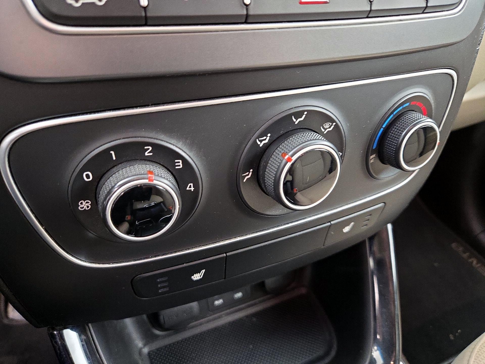 Thumbnail: 2015 Kia Sorento - 16